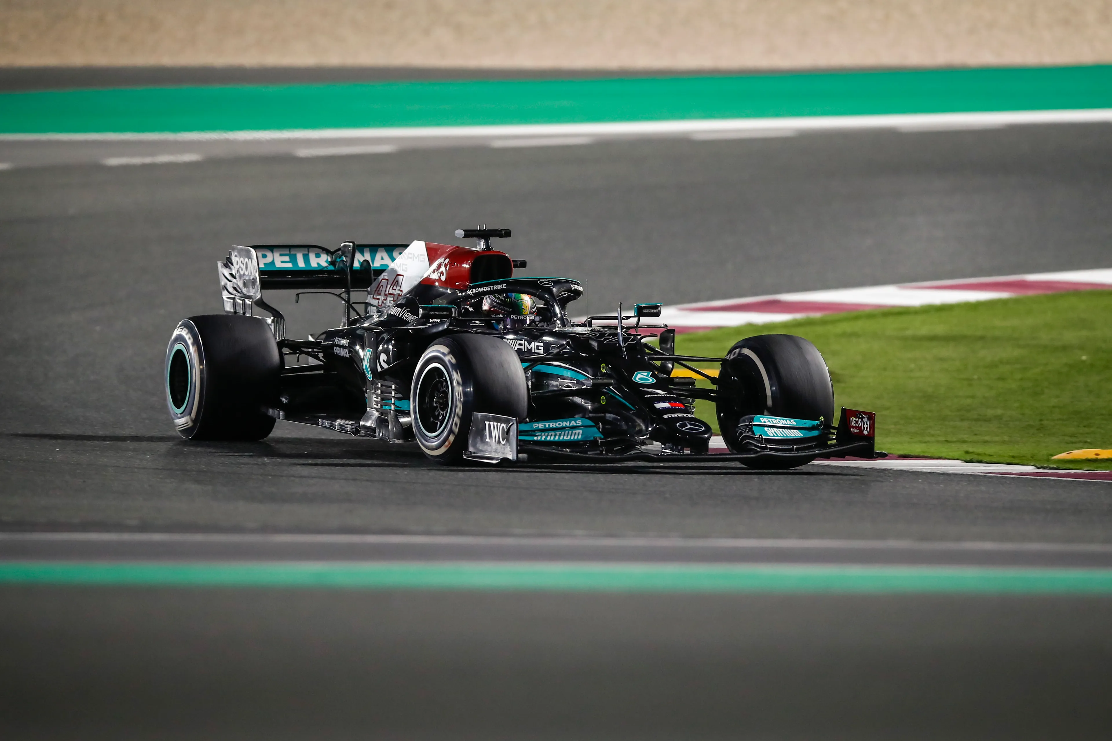 Mercedes: 'Agressievere kerbs waren in Qatar makkelijker geweest voor de auto'