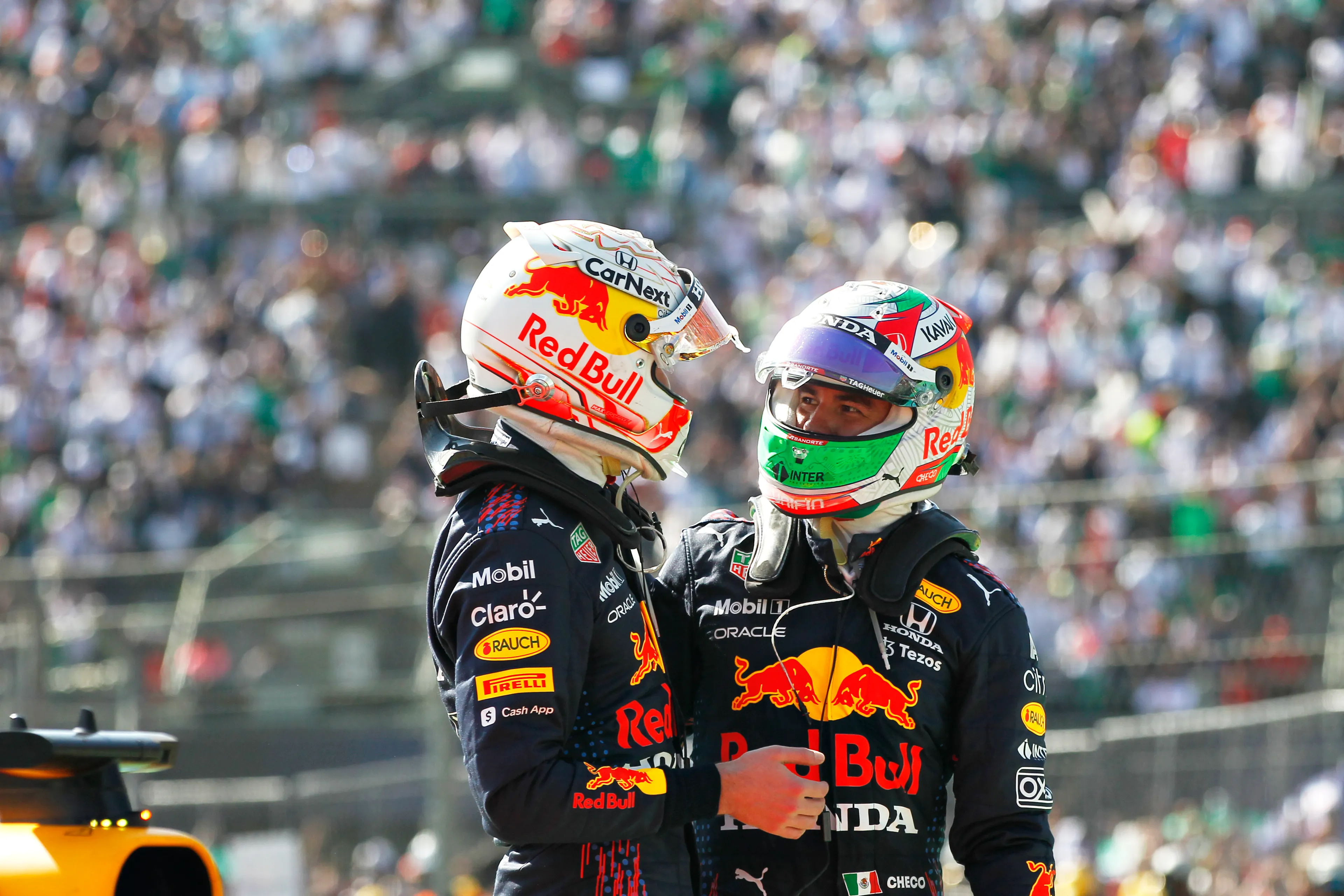 Verstappen prijst inzet Pérez: ‘Ben hem meer dan een biertje verschuldigd’