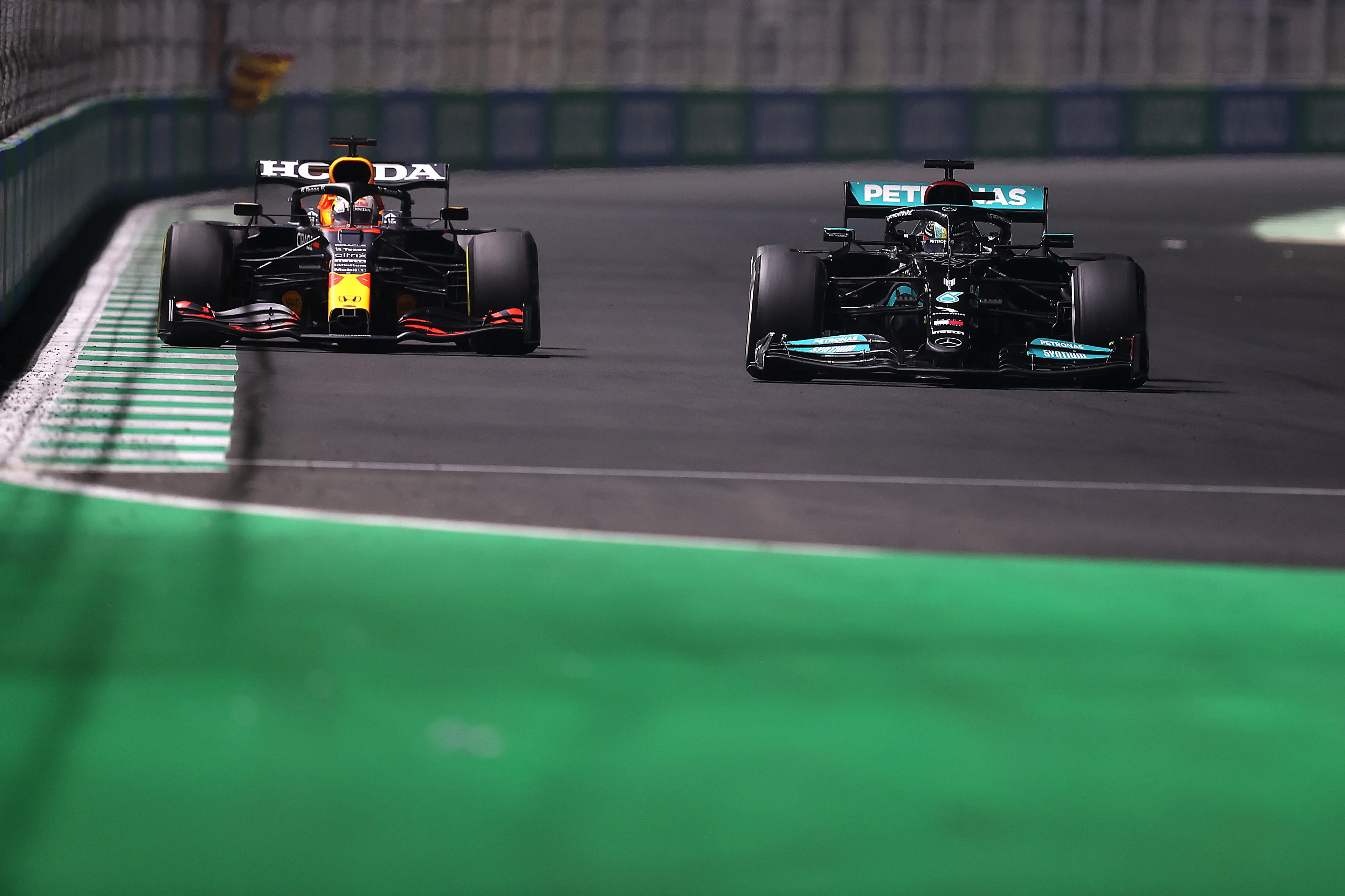 Hülkenberg denkt aan strategisch spel Verstappen: 'Wilde de DRS hebben'