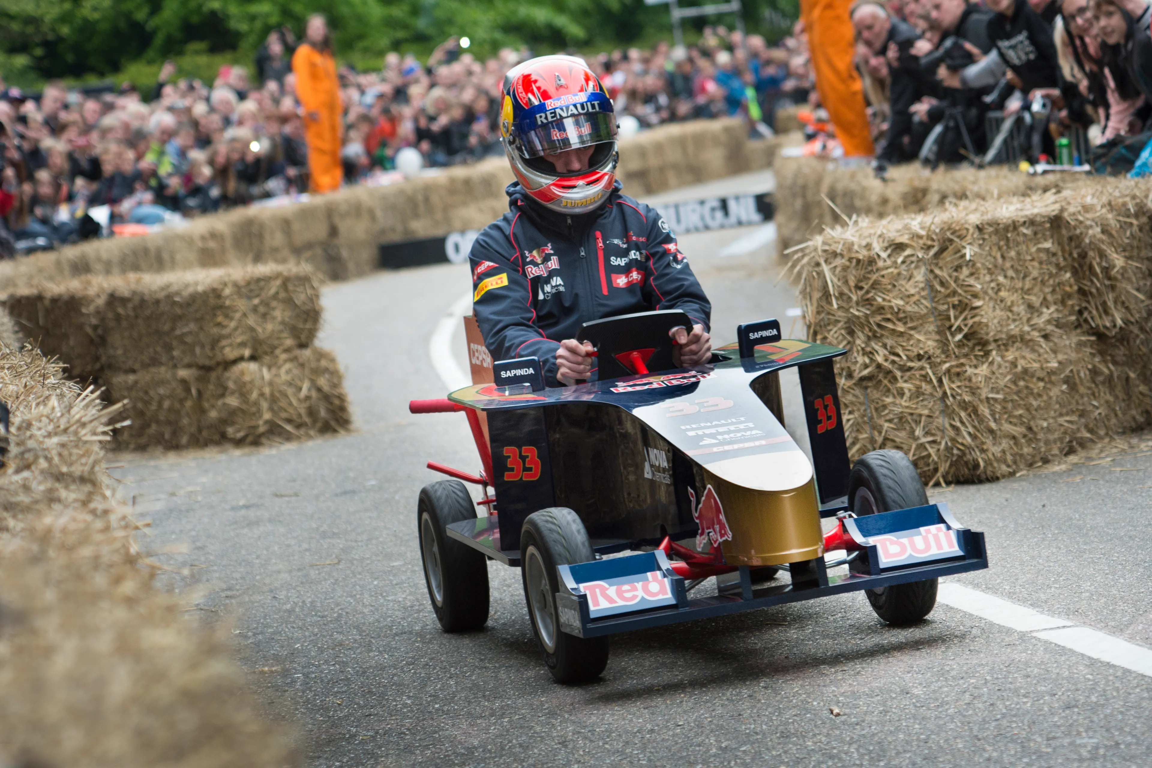 F1 Kijktip | Verstappen doet mee aan ludieke race en racet van berg af