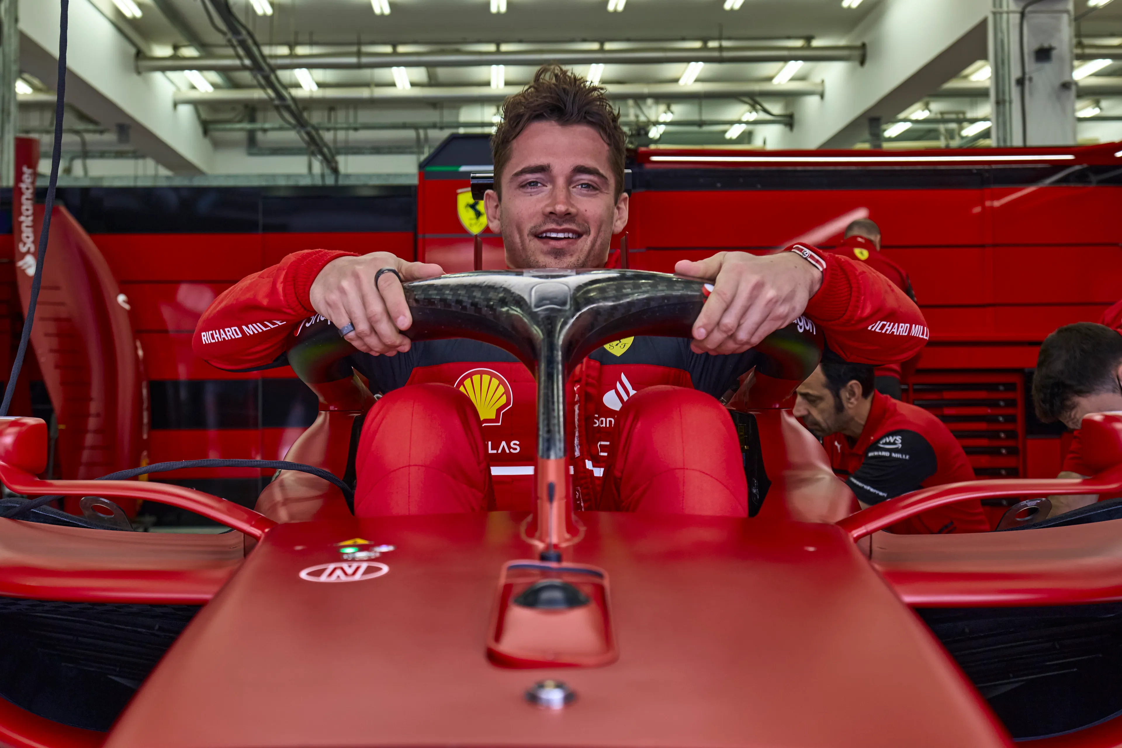 Kwalificatieduels | Leclerc verpulvert Sainz, Verstappen weer voor Pérez