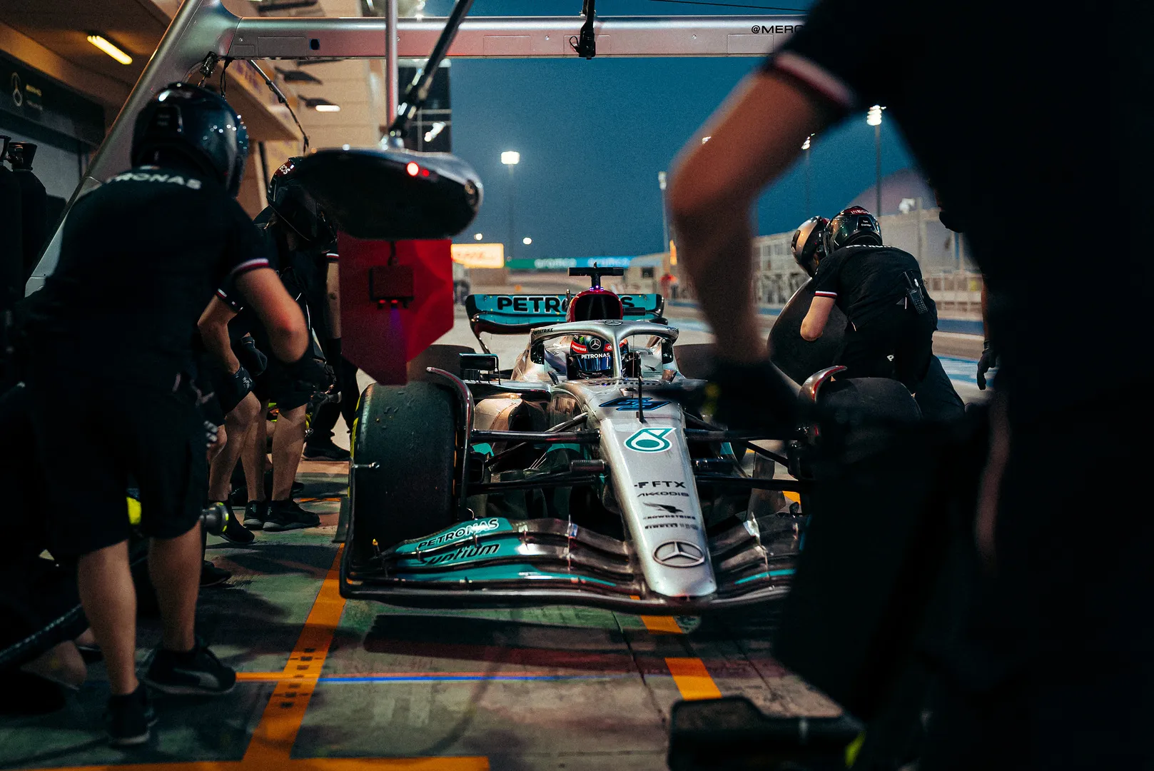 Mercedes W13 Bahrein pit