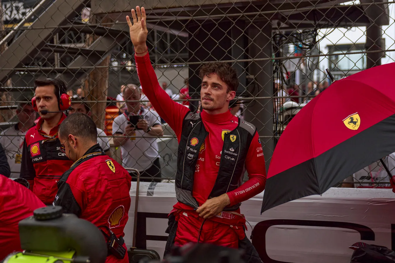 Hill waarschuwt Leclerc: 'Als het een coureur tegen Ferrari is, wint Ferrari'