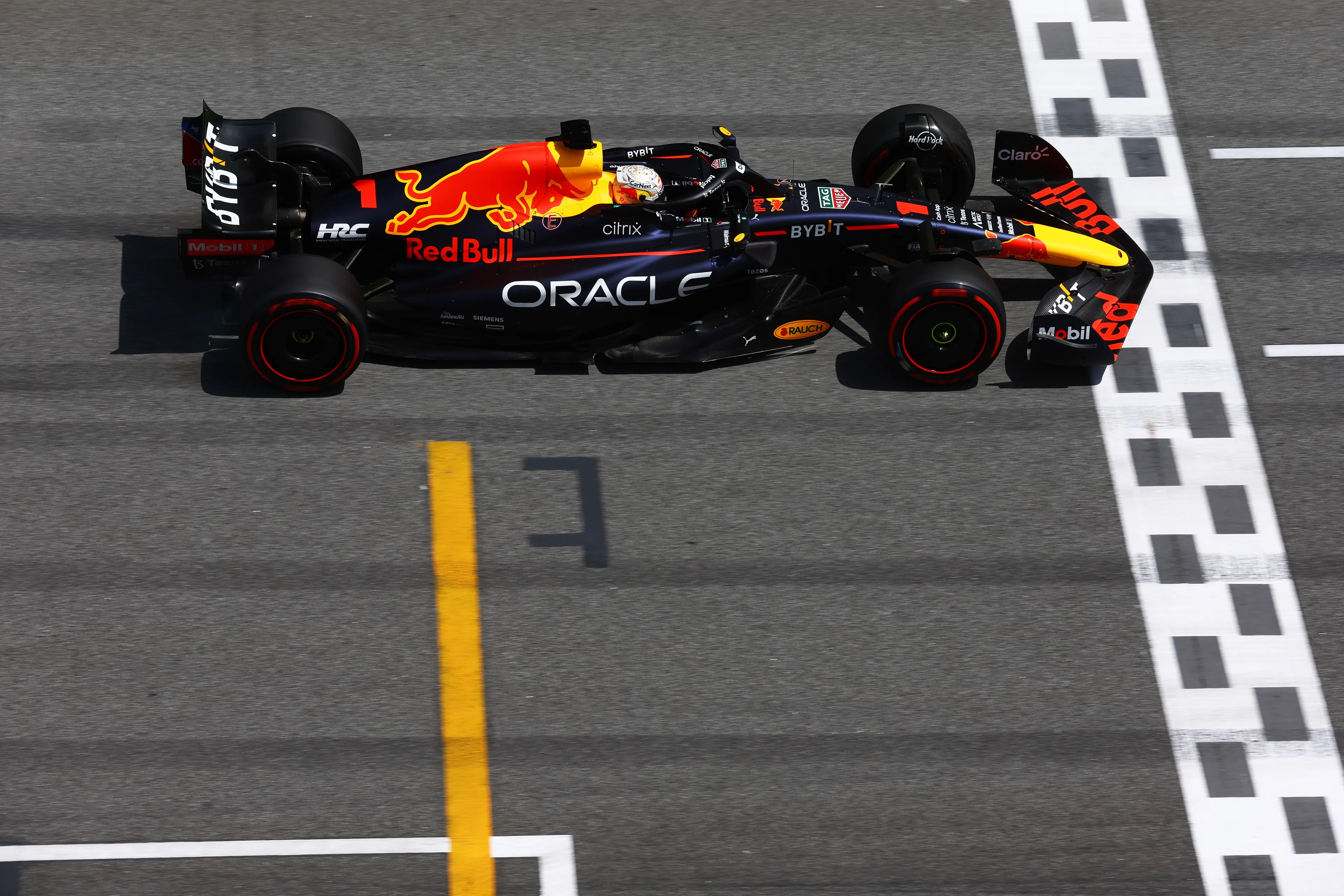 Verstappen zegeviert in Spanje, neemt leiding in kampioenschap over van Leclerc