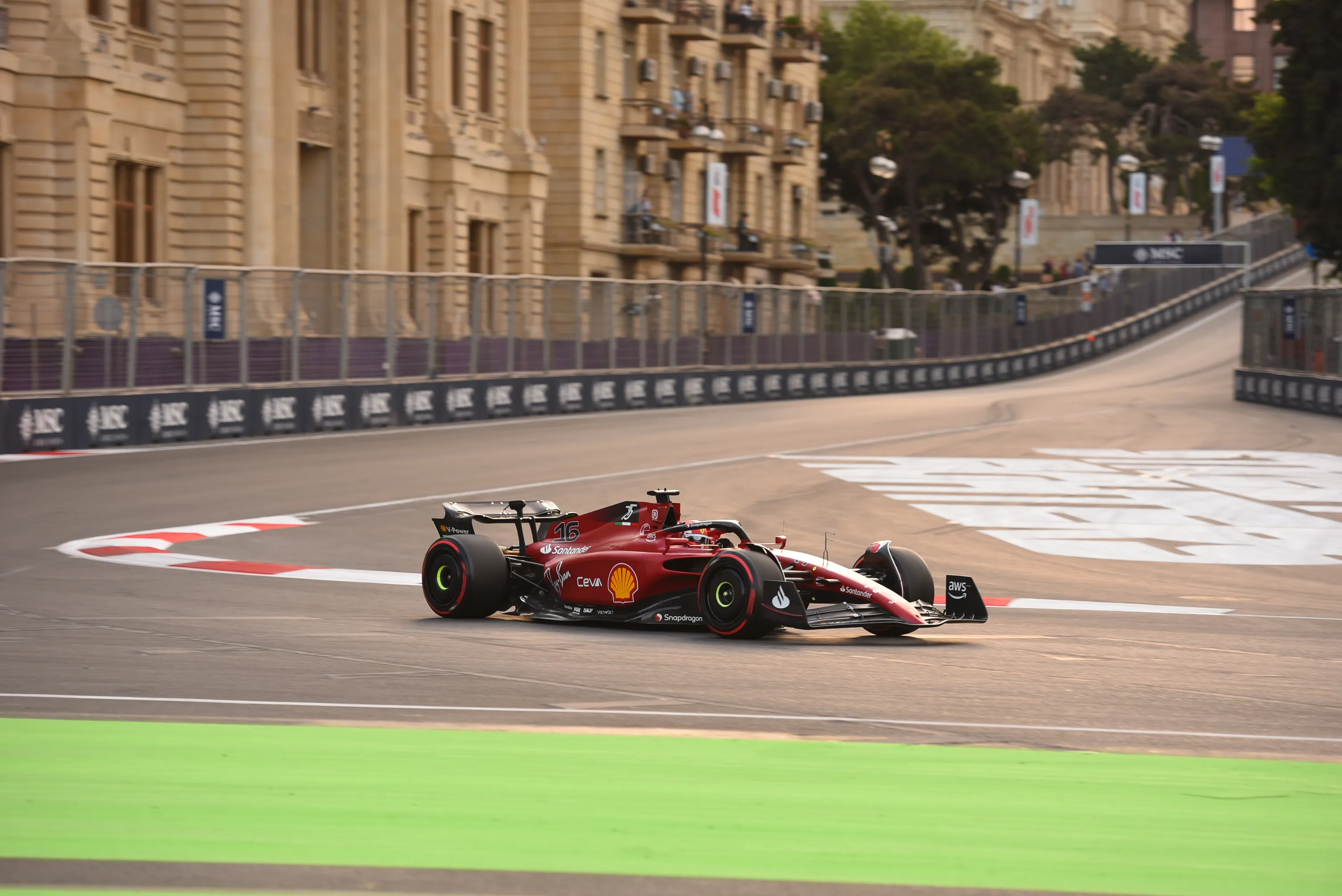 Startopstelling GP Azerbeidzjan: Leclerc met twee hijgende Red Bulls in zijn nek