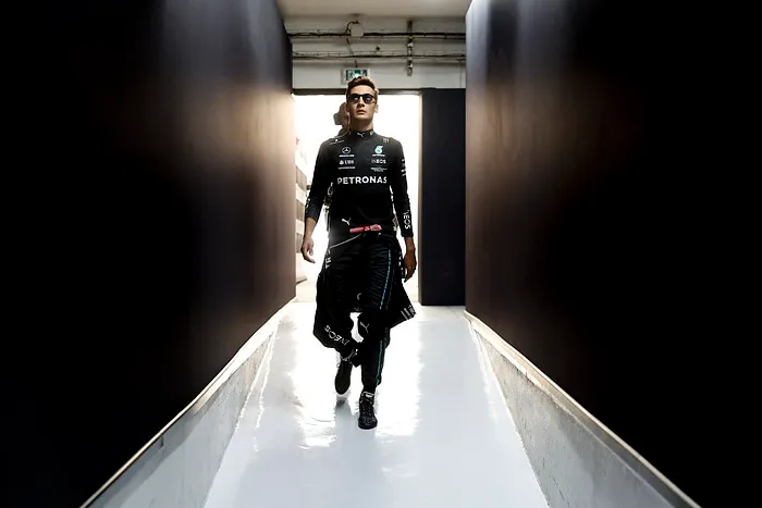 Russell over vloerreglement: 'Geen twijfel dat Red Bull en Ferrari te ver zijn gegaan'