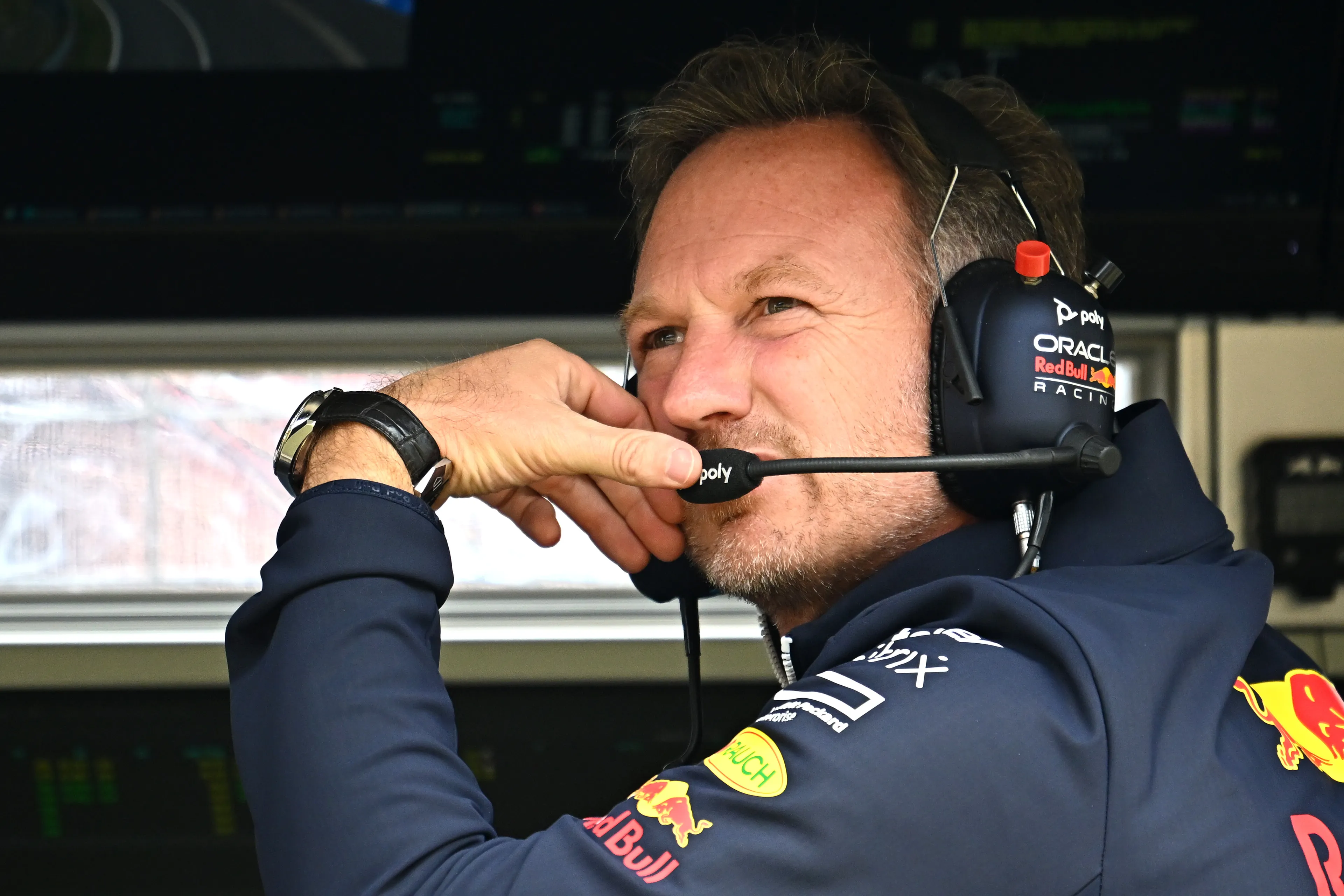 Horner verrast door strategische keuze Mercedes: 'Alsof ze Ferrari daar maar lieten gaan'