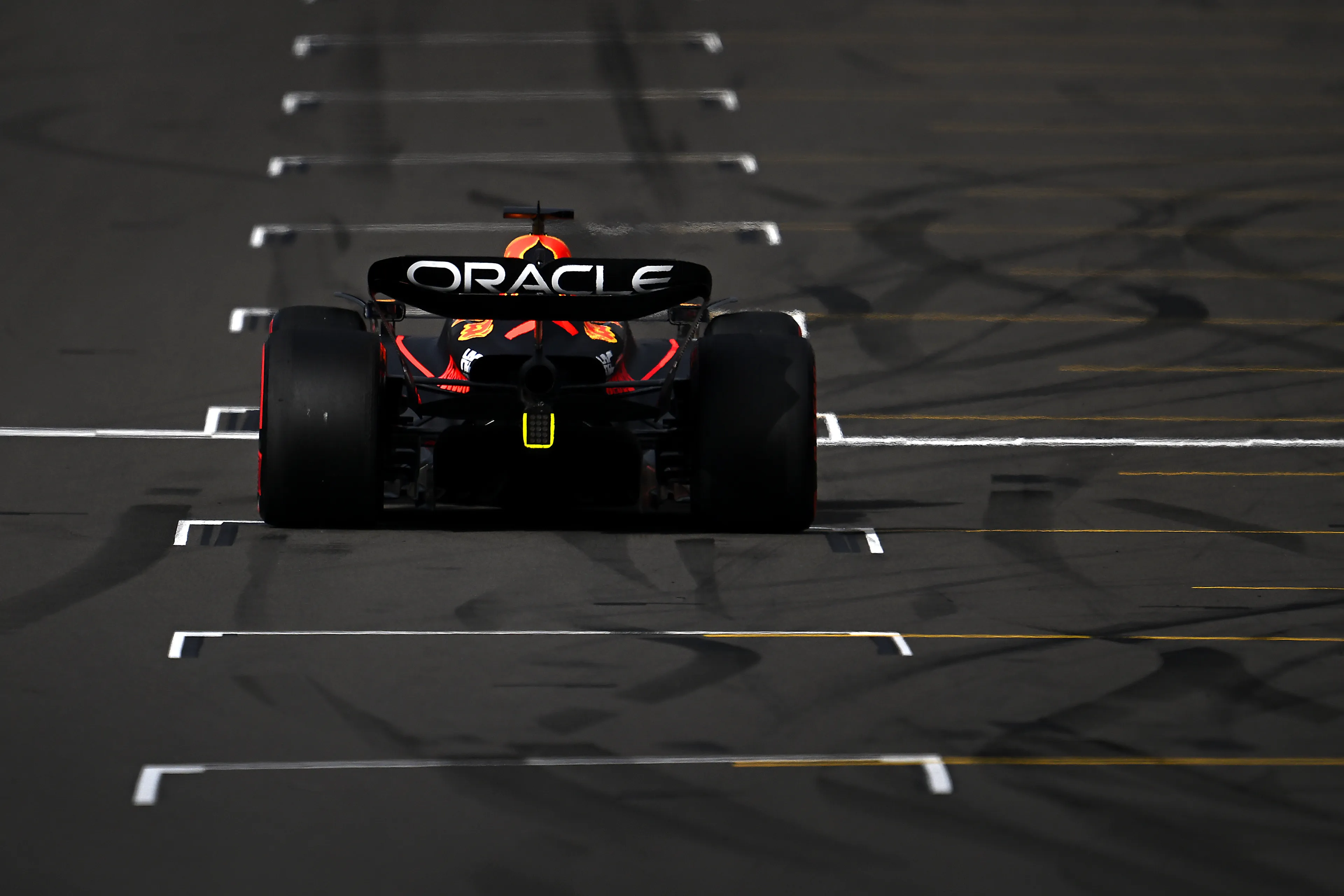 Startopstelling GP Groot-Brittannië: Verstappen met P2 in Ferrari-sandwich