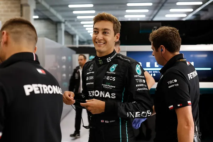 Russell ziet Mercedes gat dichten: 'In slechtste geval gelijkwaardig aan Ferrari'