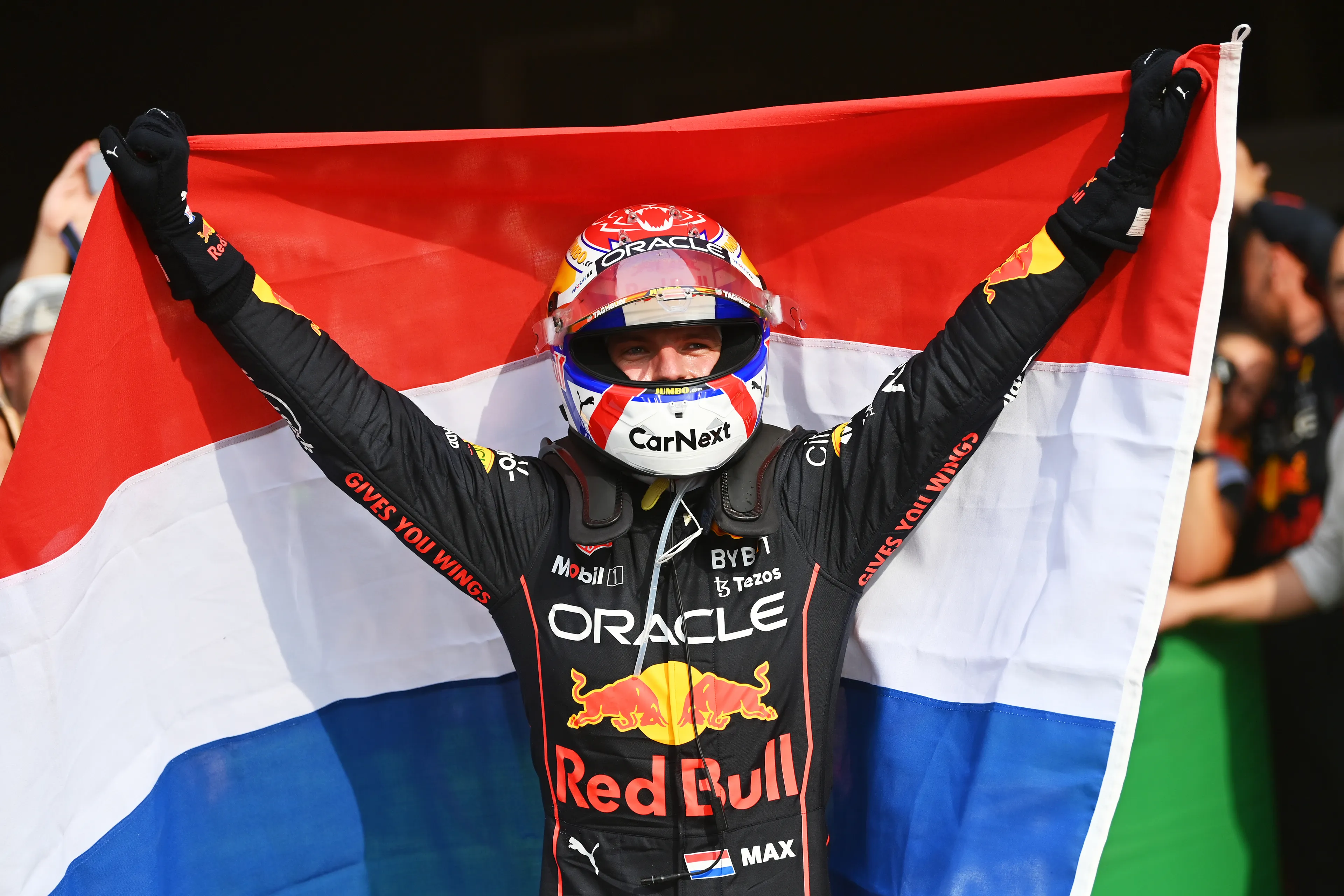 Verstappen bemachtigt in grandioze triple-header nieuw record