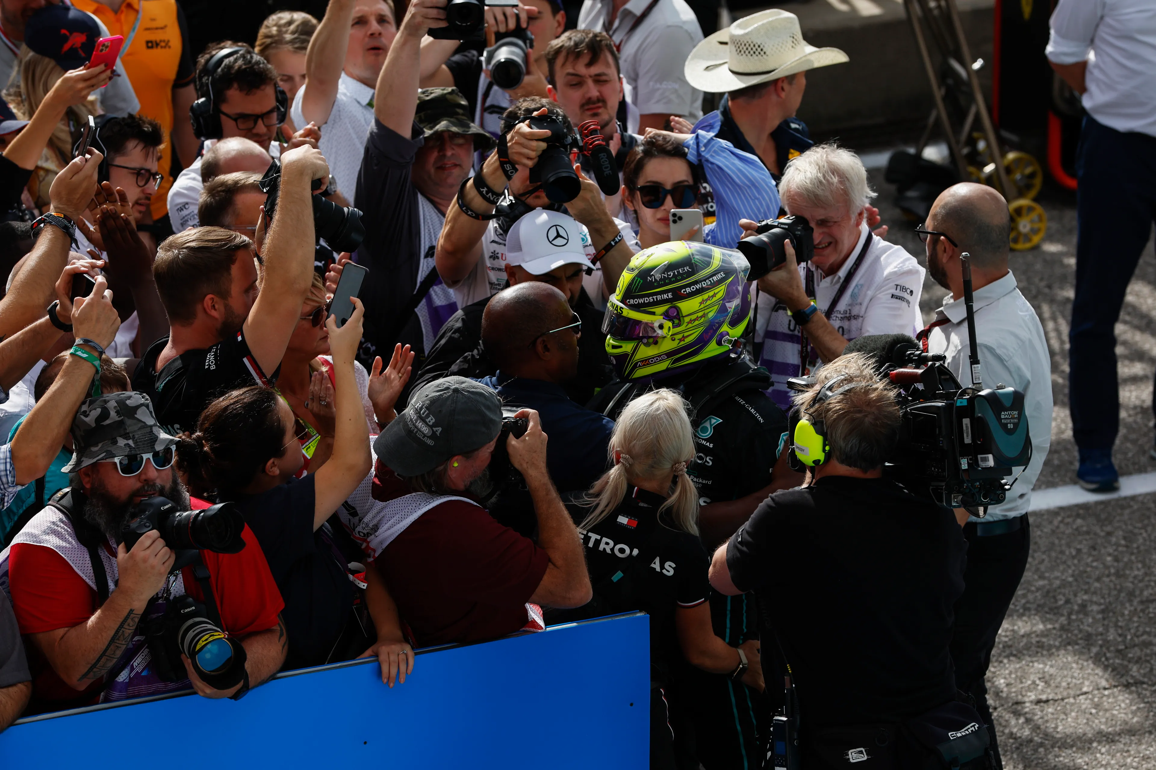 Hamilton wil Mercedes-contract verlengen: 'We gaan een nieuwe deal sluiten'