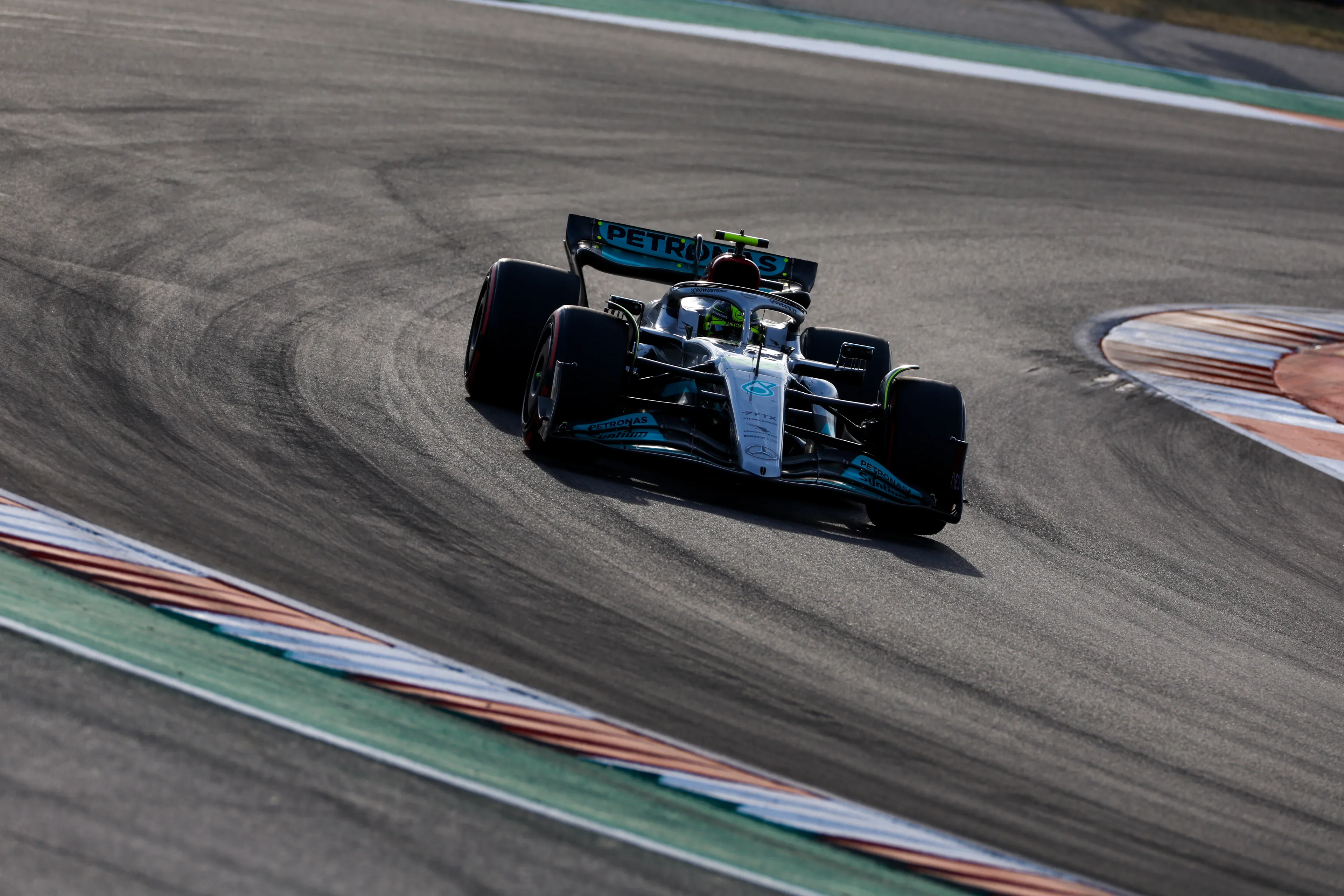 Hamilton teleurgesteld met P2: 'Het spijt me dat ik niet heb kunnen winnen'