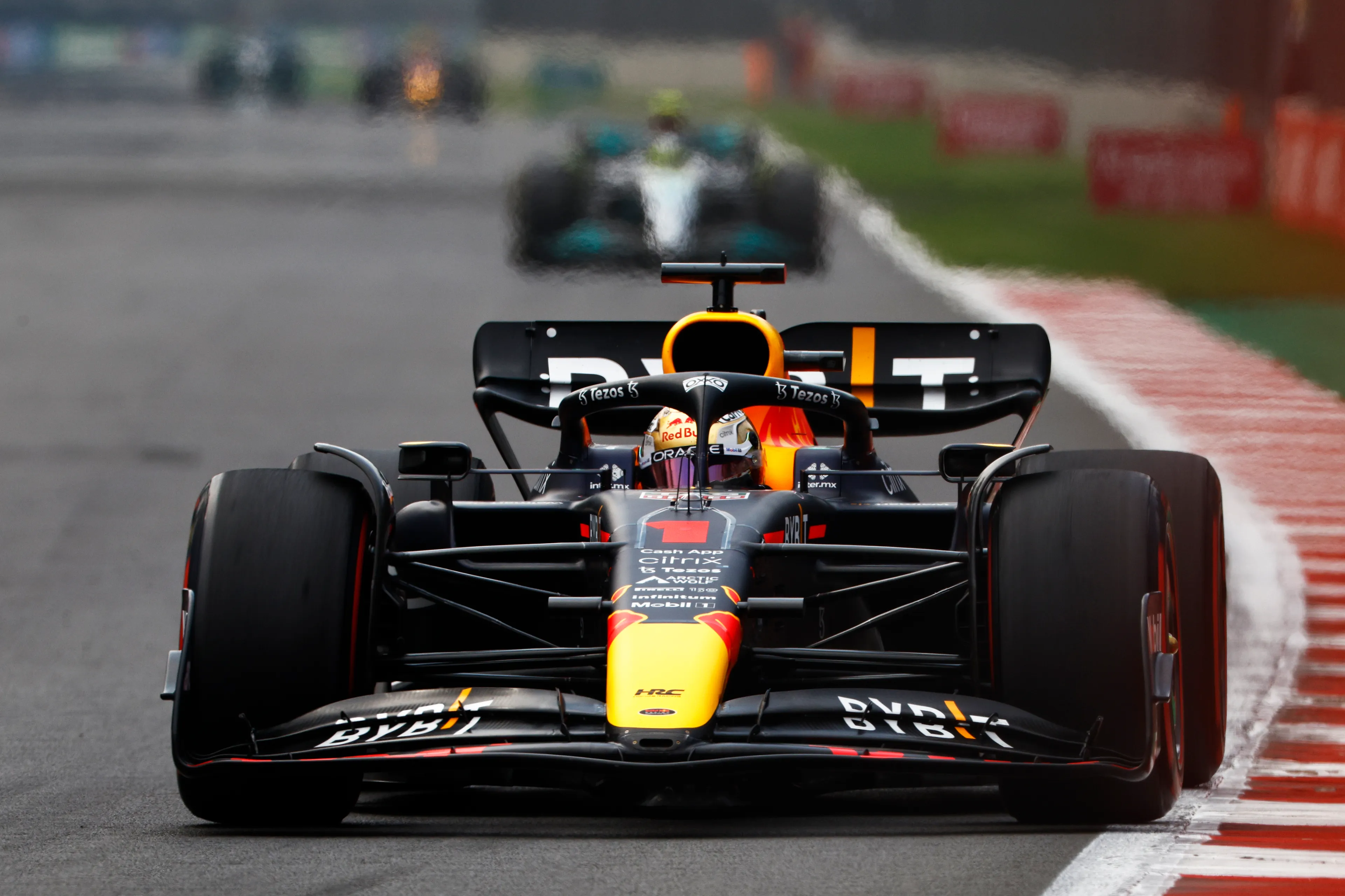 Verstappen was nooit bang voor Mercedes: 'Ze waren mij toch niet voorbij gekomen'