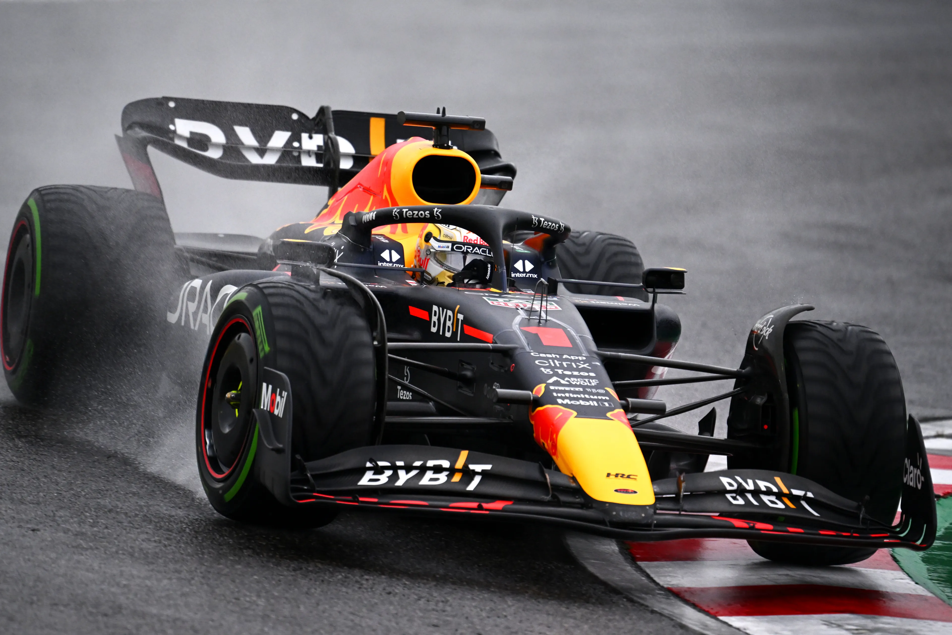 'Er was maar één auto die rondjes reed in de regen, en dat was Max'