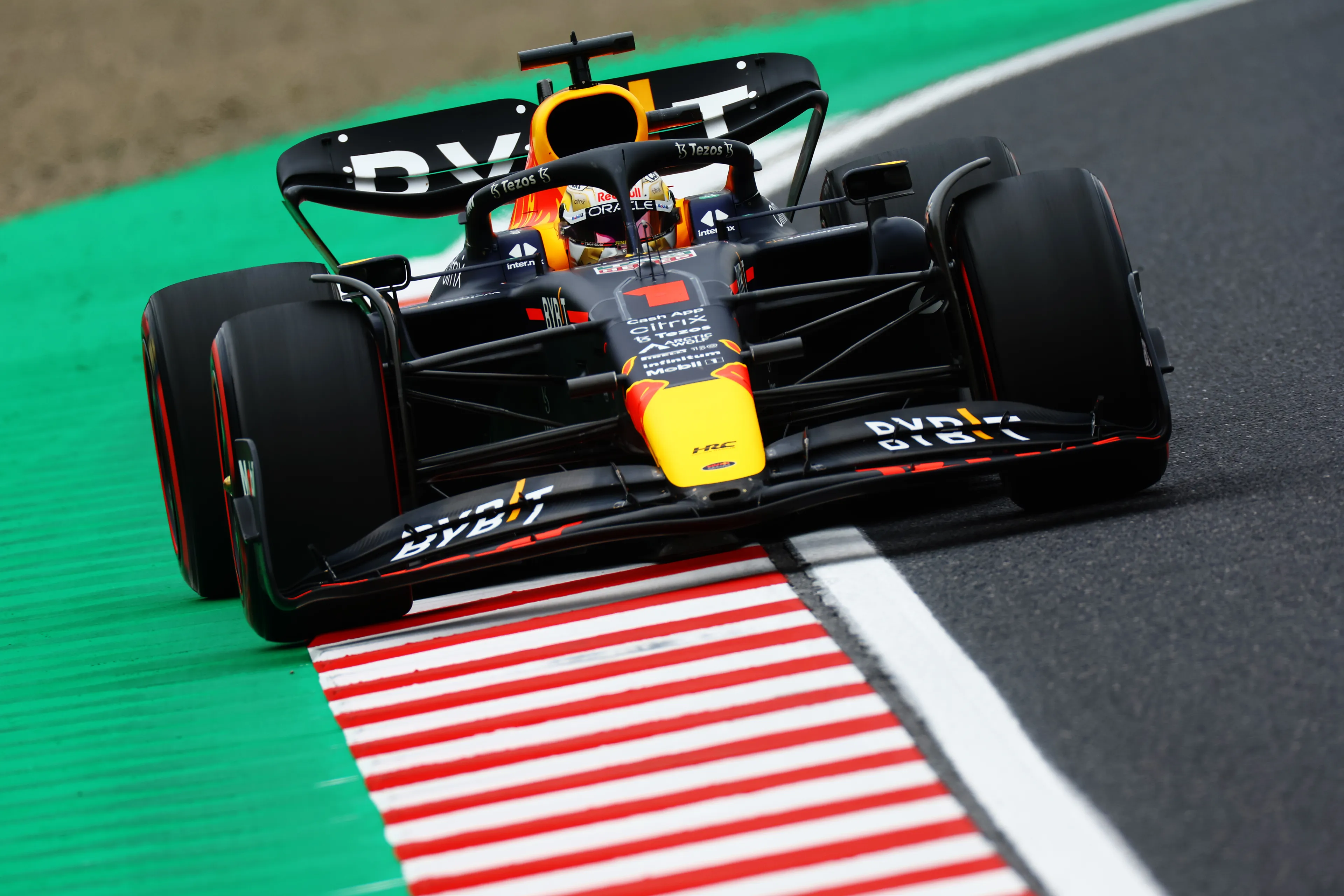 Verslag kwalificatie | Verstappen pakt poleposition, maar moet adem inhouden na incident met Norris