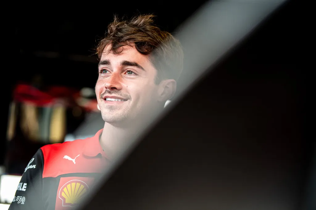 Leclerc trots op 'perfecte uitvoering' bij Ferrari: 'Knap gezien alle geruchten'