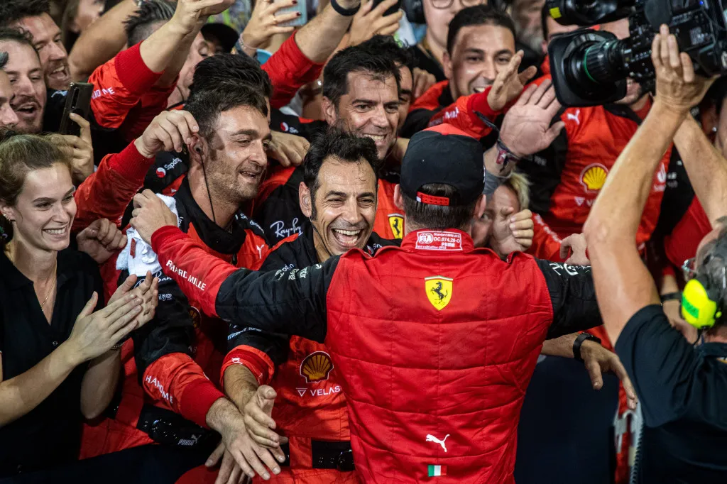 Ferrari na 'perfecte uitvoering' van strategie: 'Kunnen niet wachten om te vechten voor de titel'