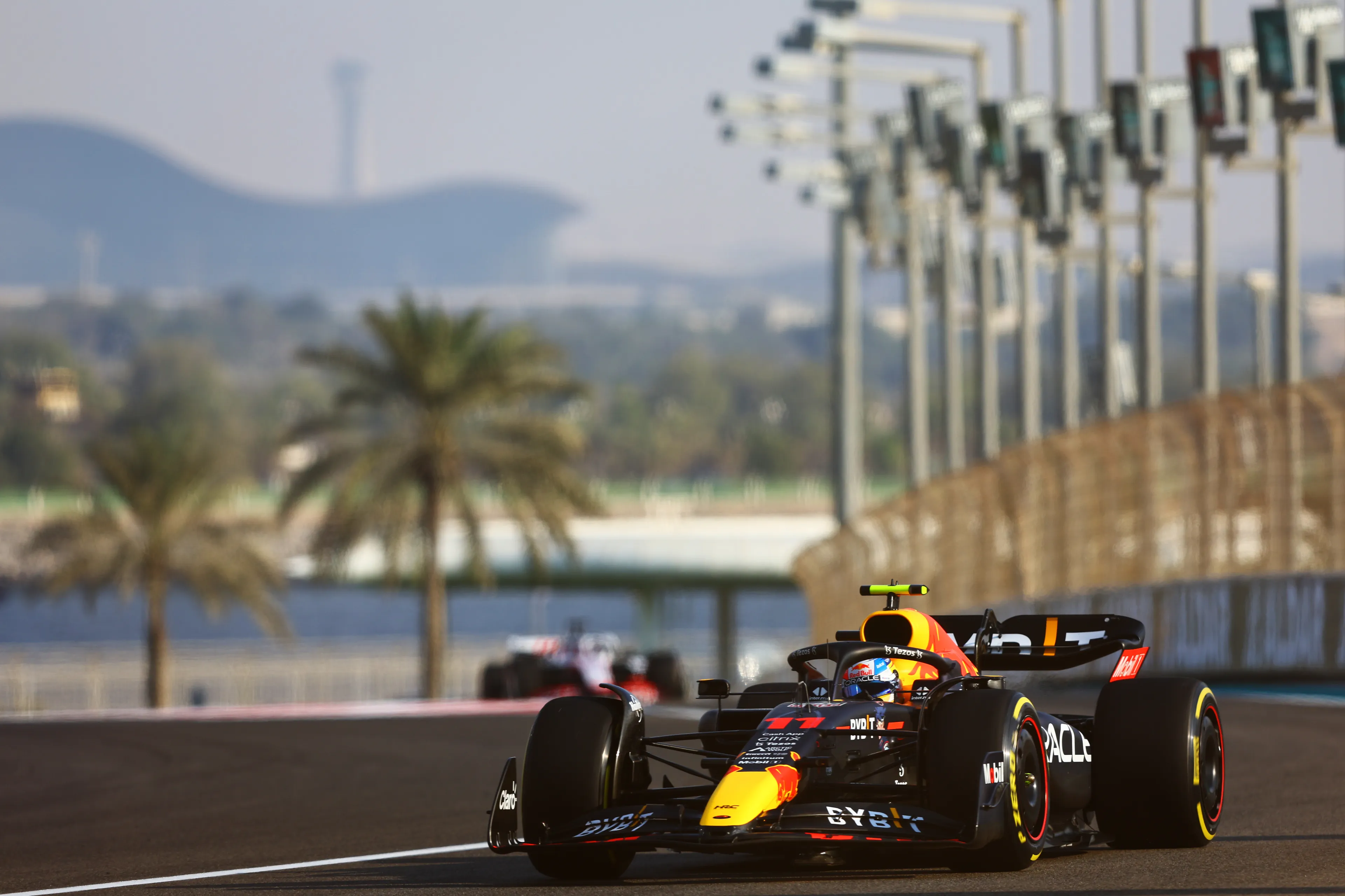 Verstappen, Hülkenberg en Lawson tevreden na bandentest in Abu Dhabi: 'Flink meters gemaakt'