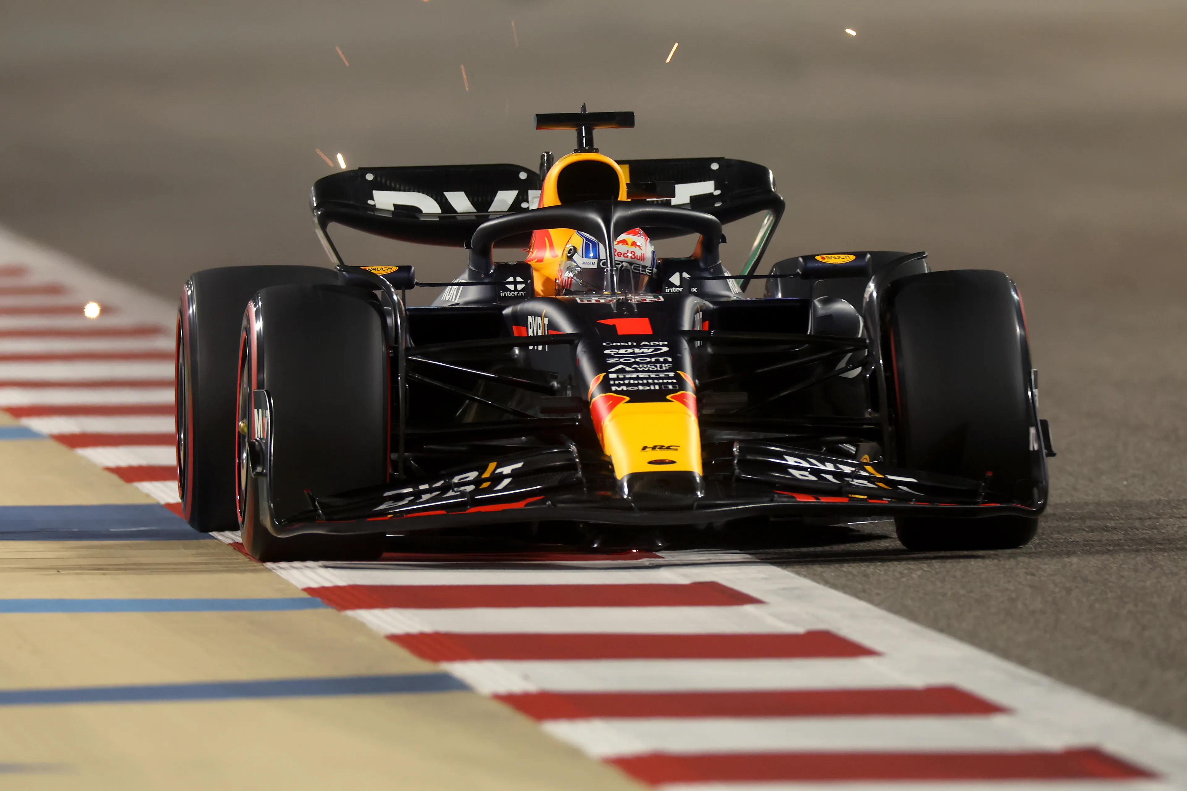 Verstappen grijpt direct poleposition in nieuwe F1-seizoen, één-twee voor Red Bull