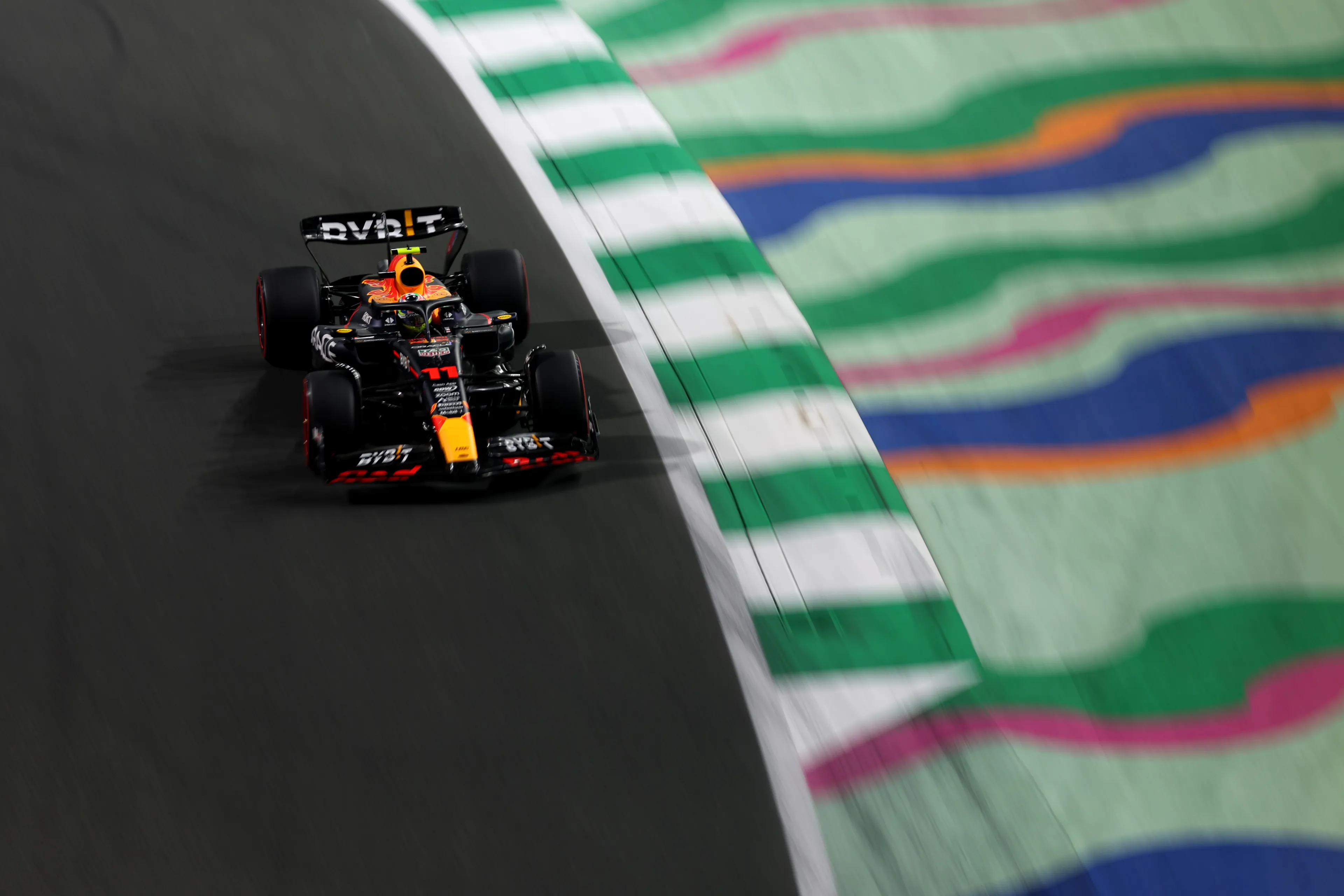 Kravitz ziet wat Hamilton bedoelt: 'Mensen gaan zich afvragen hoe Red Bull zoveel sneller kan zijn'