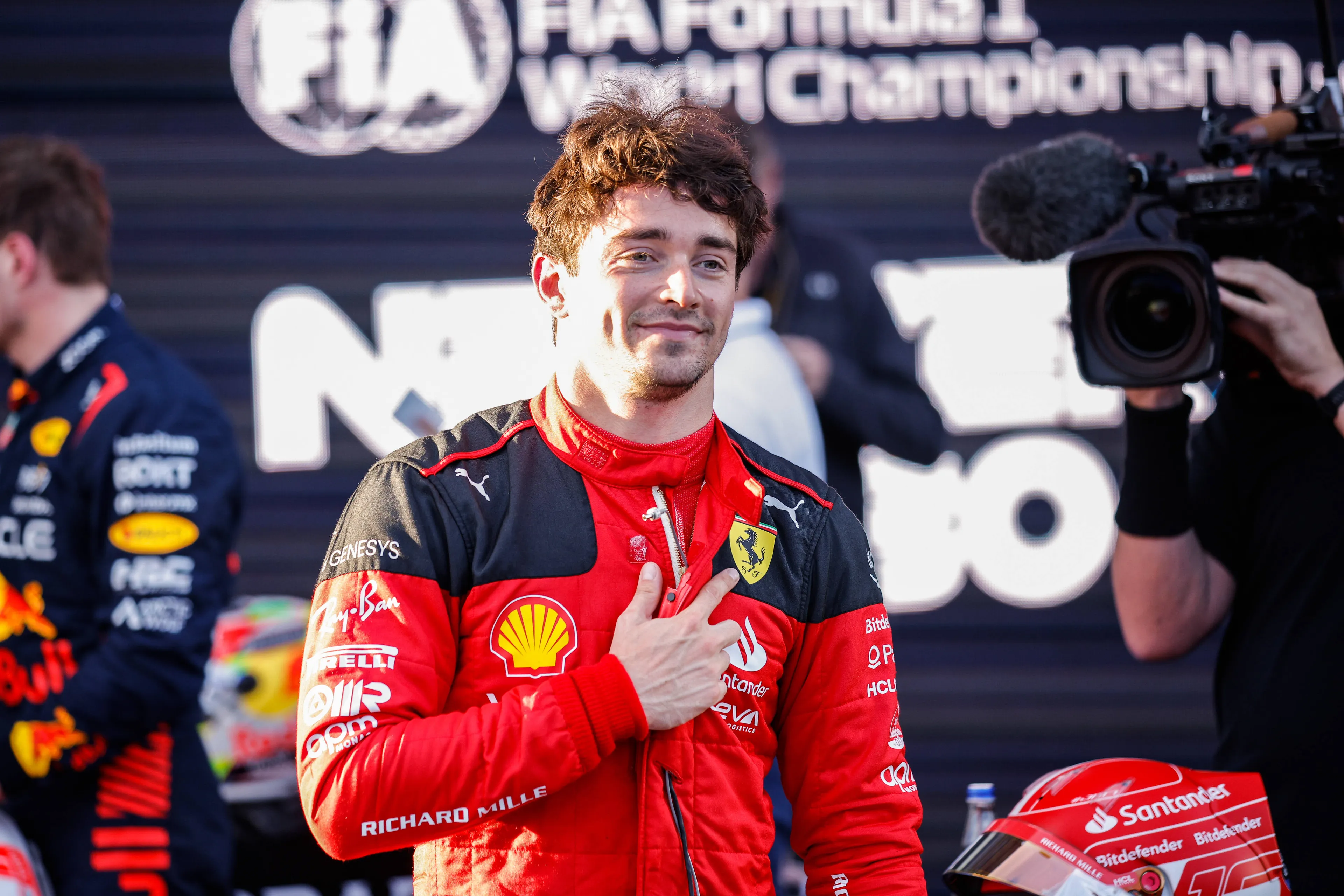 Leclerc wordt ongemakkelijk bij vraag over Hamilton: 'Hallo, Lewis...'