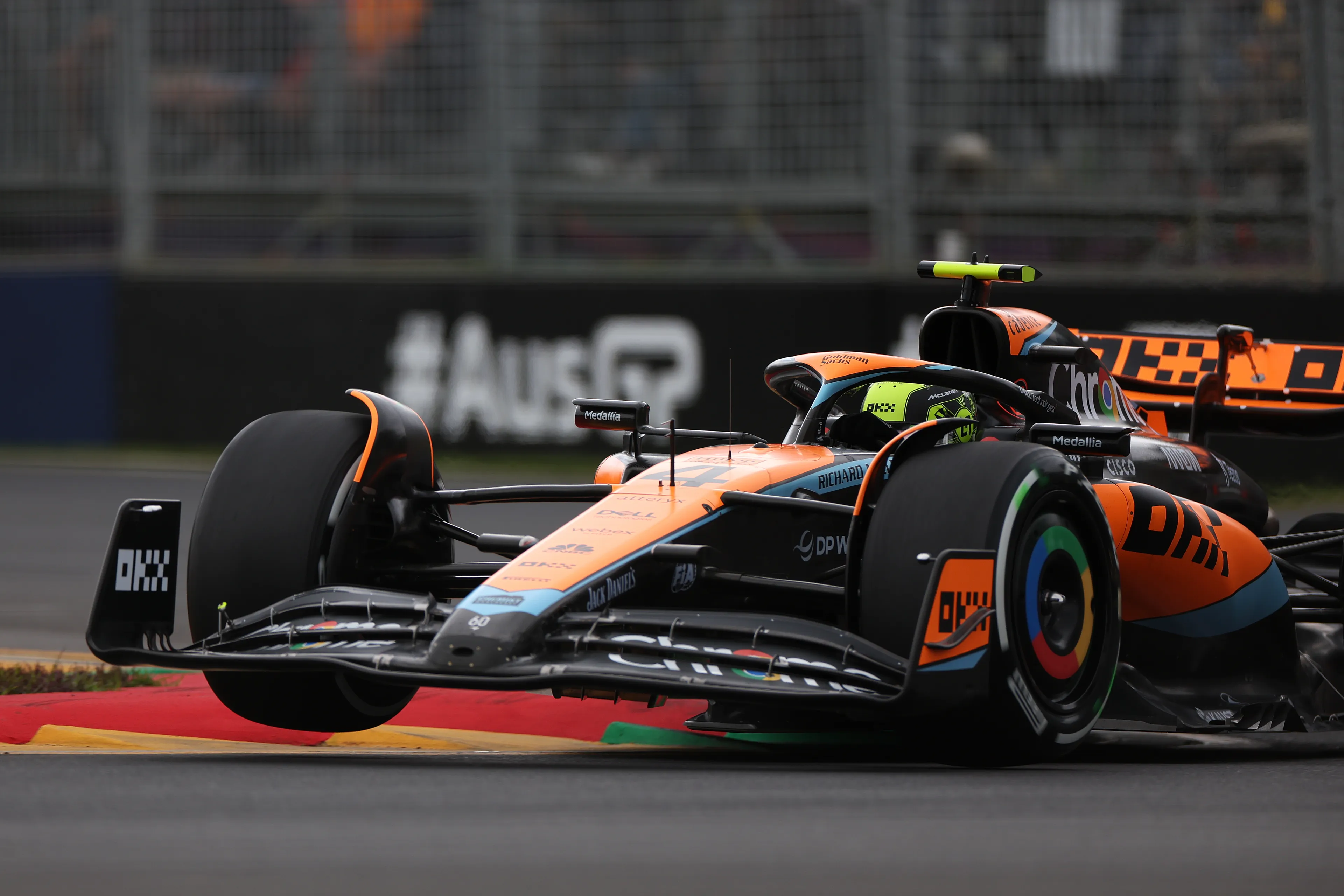 Norris schrikt van probleem McLaren: 'Het helpt ons om geen DRS te hebben'