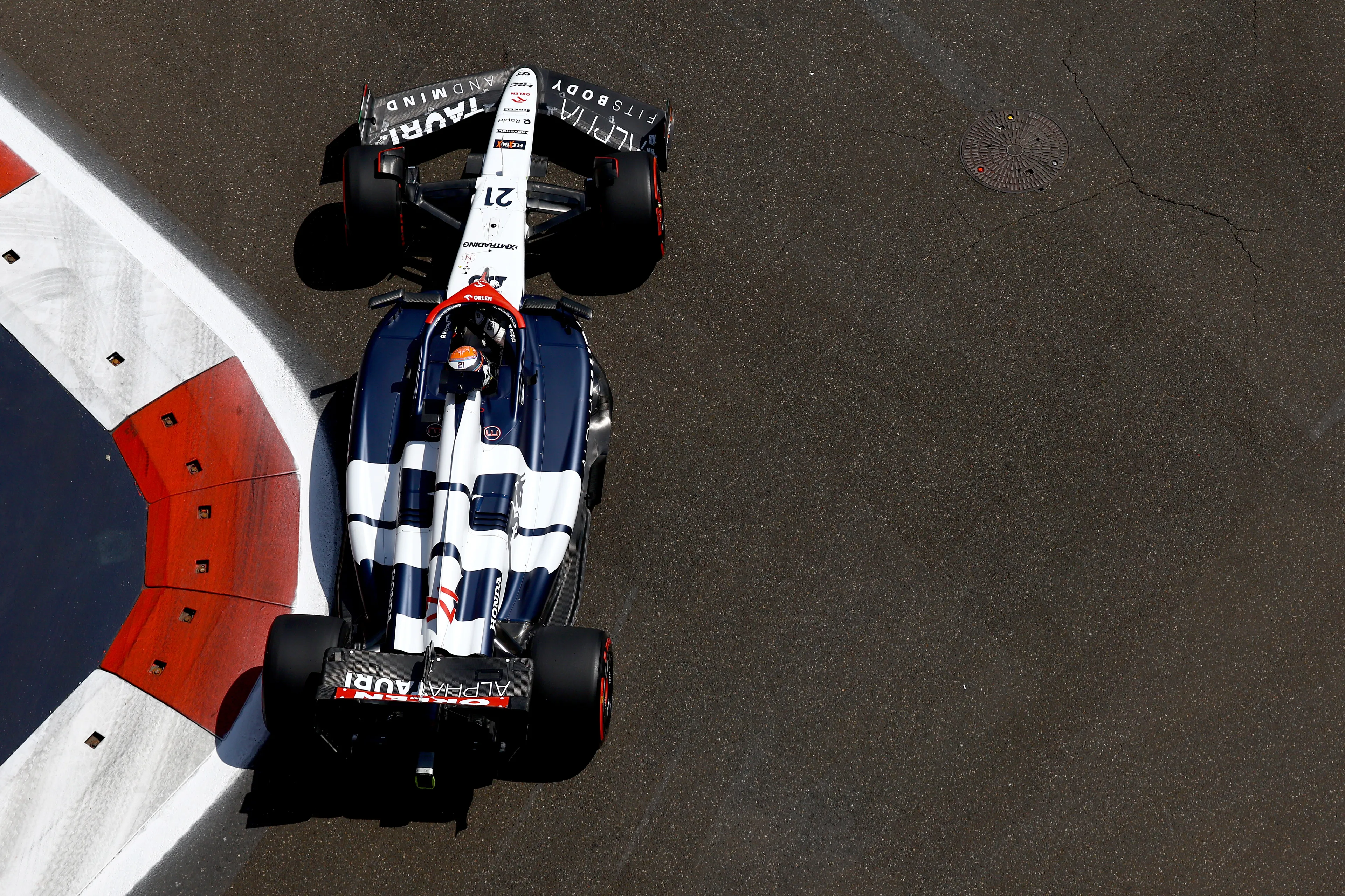 Ondertussen in F1 | De Vries crasht na sterke vrije training in eerste deel kwalificatie hard in Baku