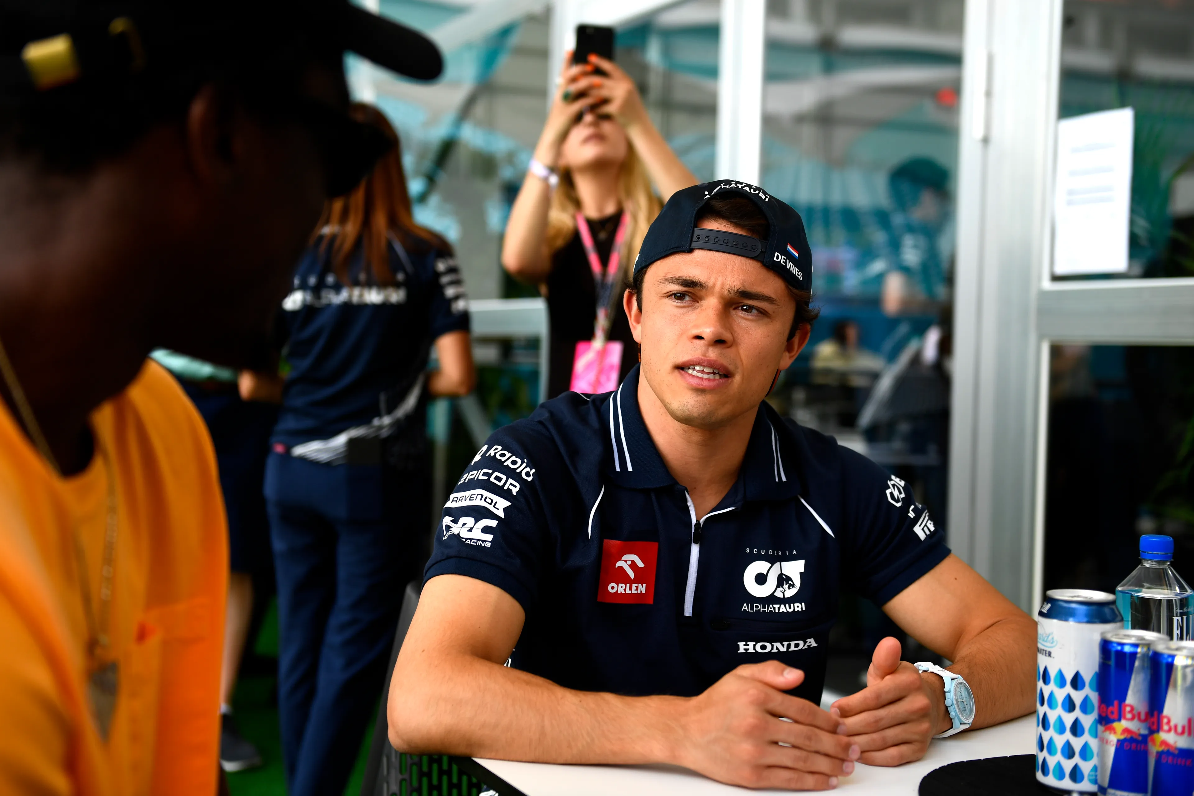 Hill zet vraagtekens bij aanpak Marko: 'Je kan dit wel bij Verstappen doen'