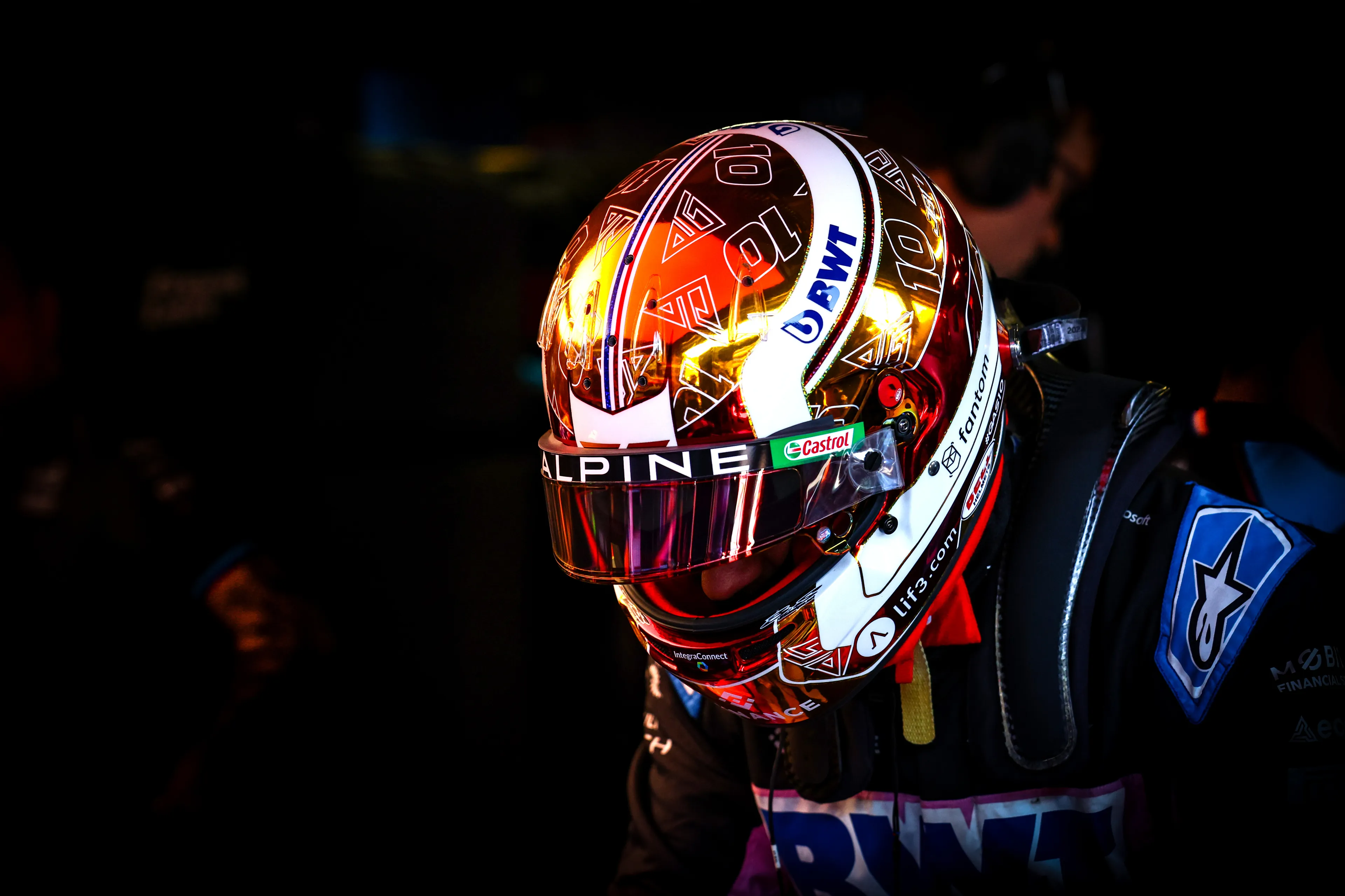 Gasly ontvangt dubbele straf en ziet goede startpositie in rook opgaan, Russell ontsnapt