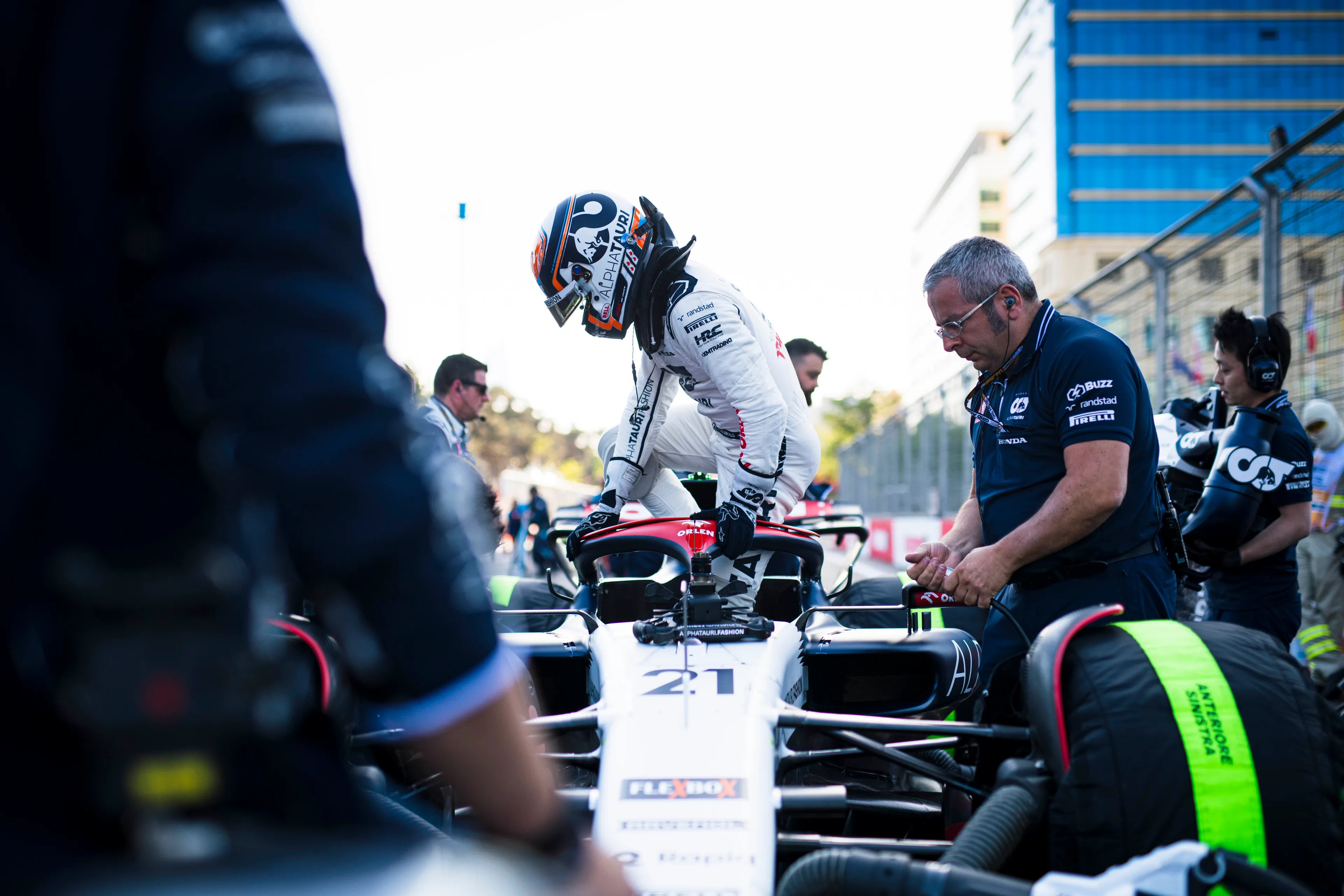 De race van De Vries | Horrorweekend eist zijn tol: 'Mijn linkervoorband is afgebroken, man'