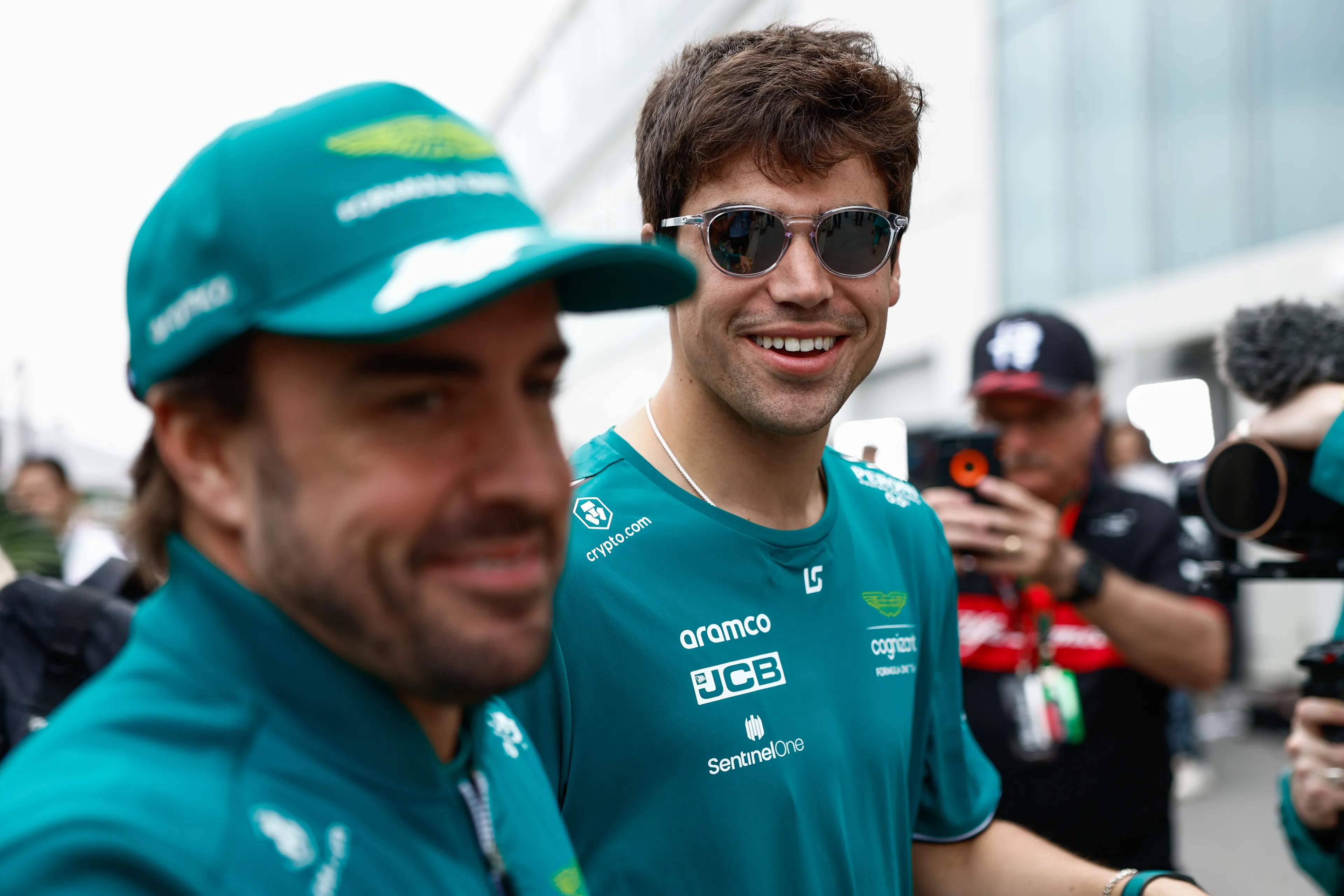 Alonso ziet waar het bij Stroll misgaat: 'Je moet constant voor de top vijf vechten'