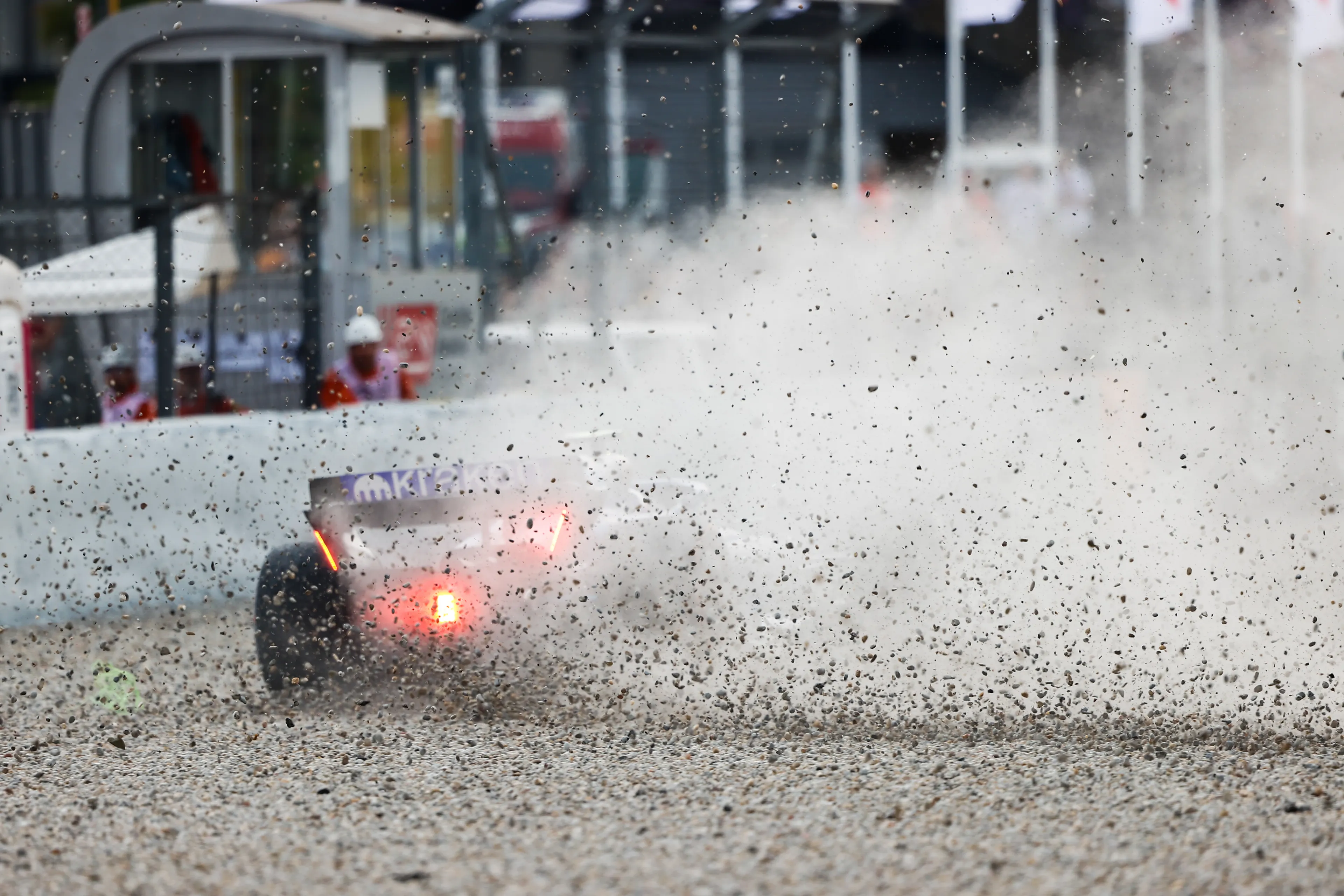 Brokkenpiloten | Kleine implosie bij Mercedes op chaotische zaterdag in Barcelona