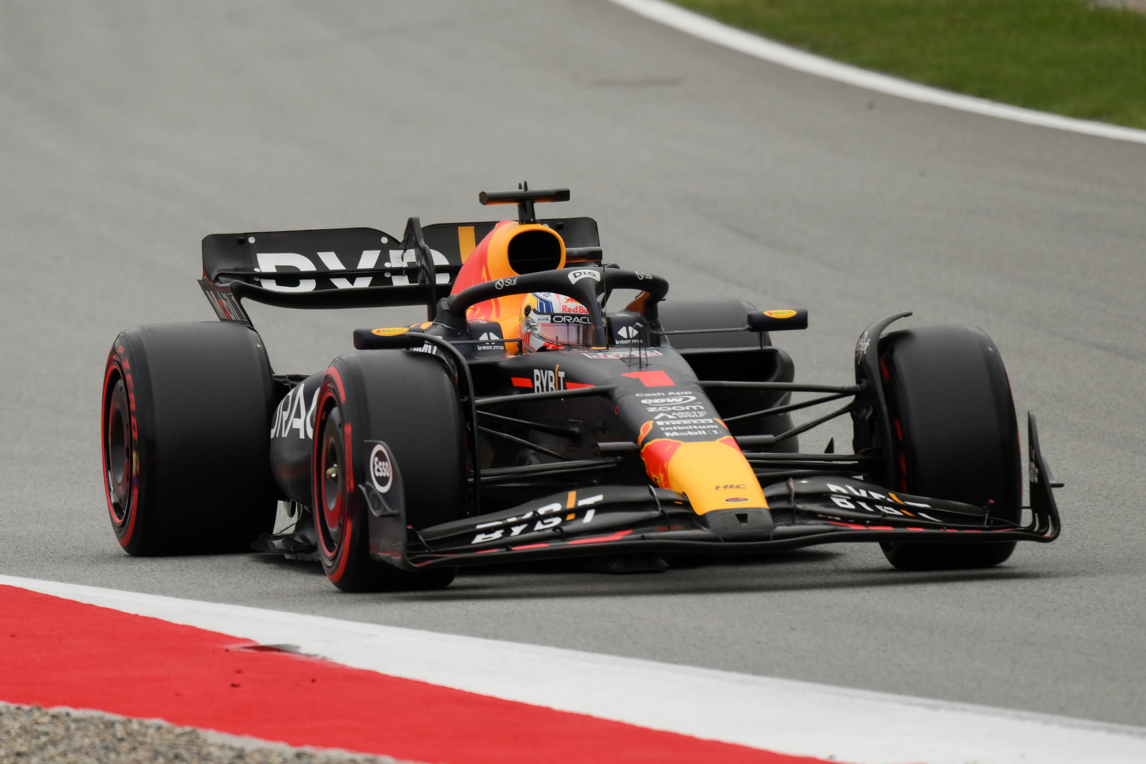 Verstappen rijdt met speels gemak naar derde Grand Slam in F1-loopbaan