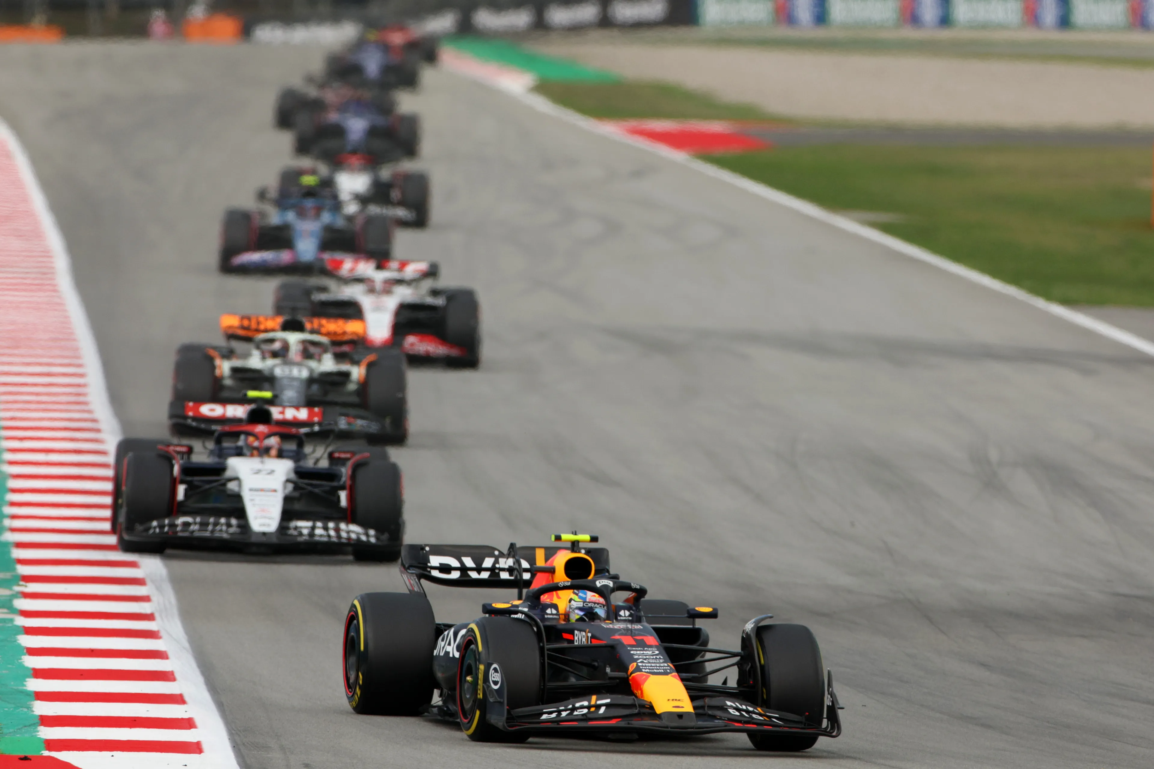 Pérez reed een knappe inhaalrace in Barcelona: 'Excuse me? Hebben zeker bij Ziggo gekeken?'