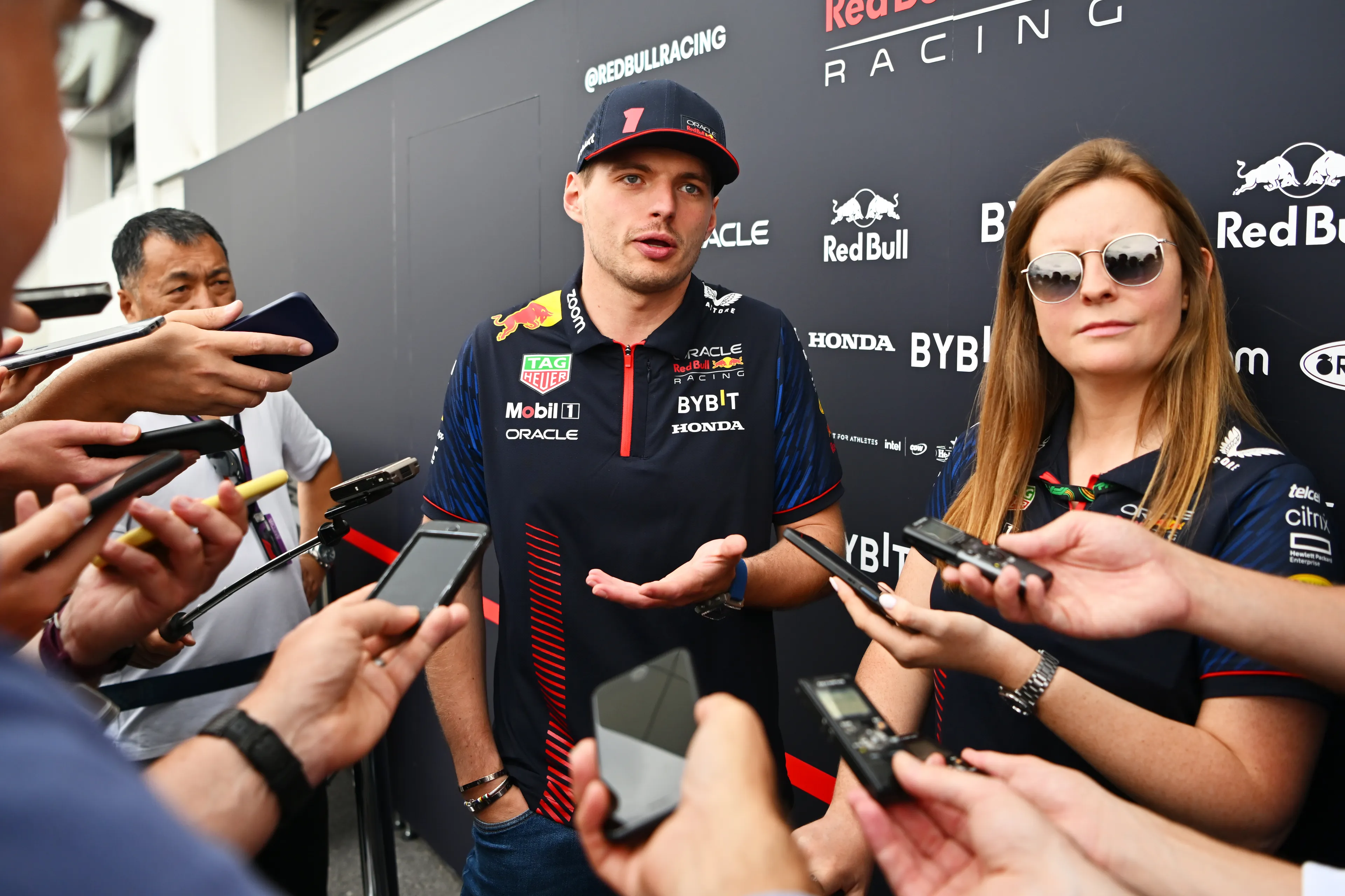Verstappen dankt vader na dominante poleposition: 'Veel met hem geoefend'