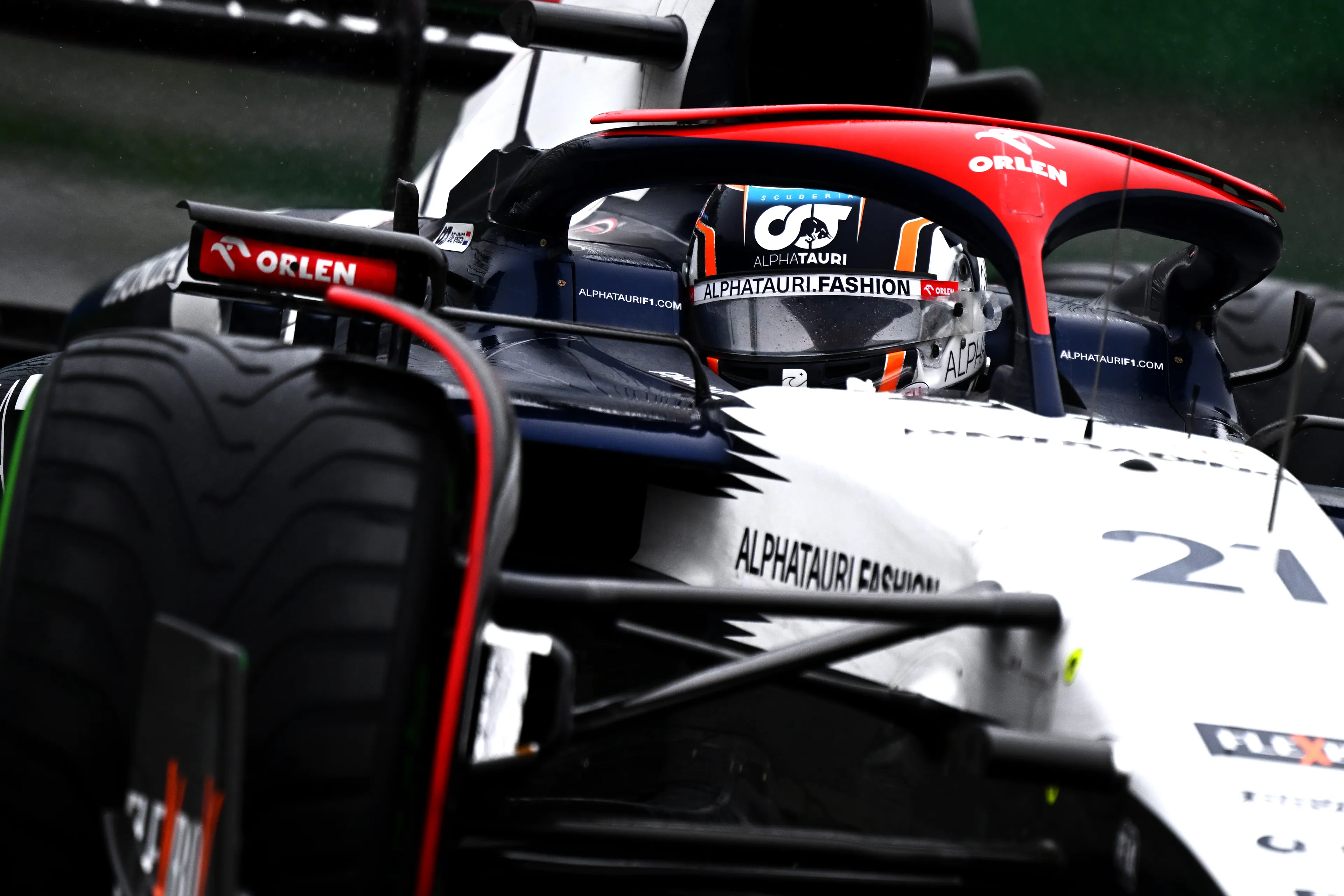 De race van De Vries | De Vries op de vingers getikt: 'Iedereen rijdt 1:29-ers, jij rijdt 1:31 nu'