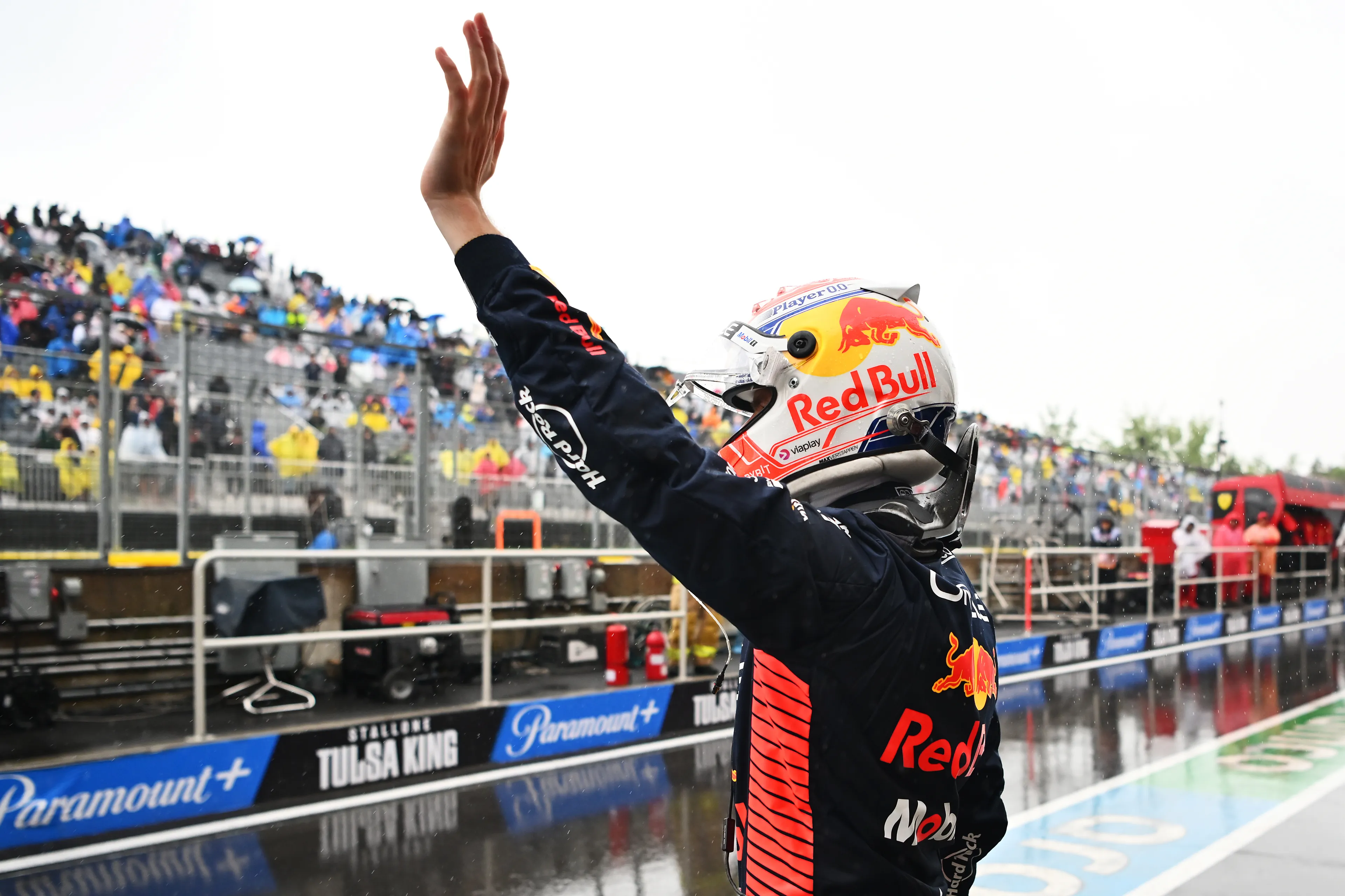 Slechte prestaties Pérez laten Verstappen koud: 'Druk genoeg met eigen kant van de garage'