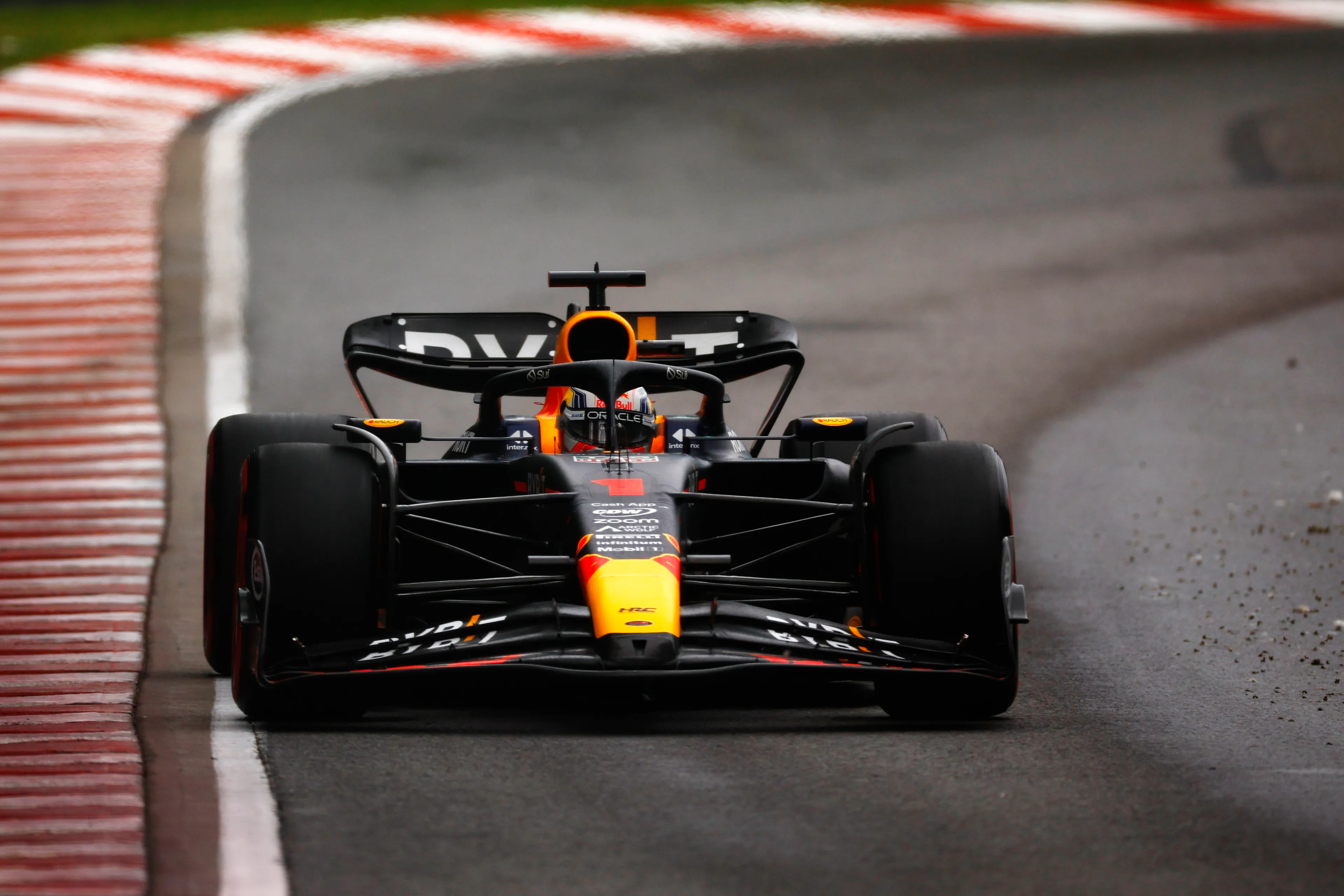 Verstappen gaat in op favoriete inhaalacties: 'Ik dacht niet echt na over wat er zou kunnen gebeuren'