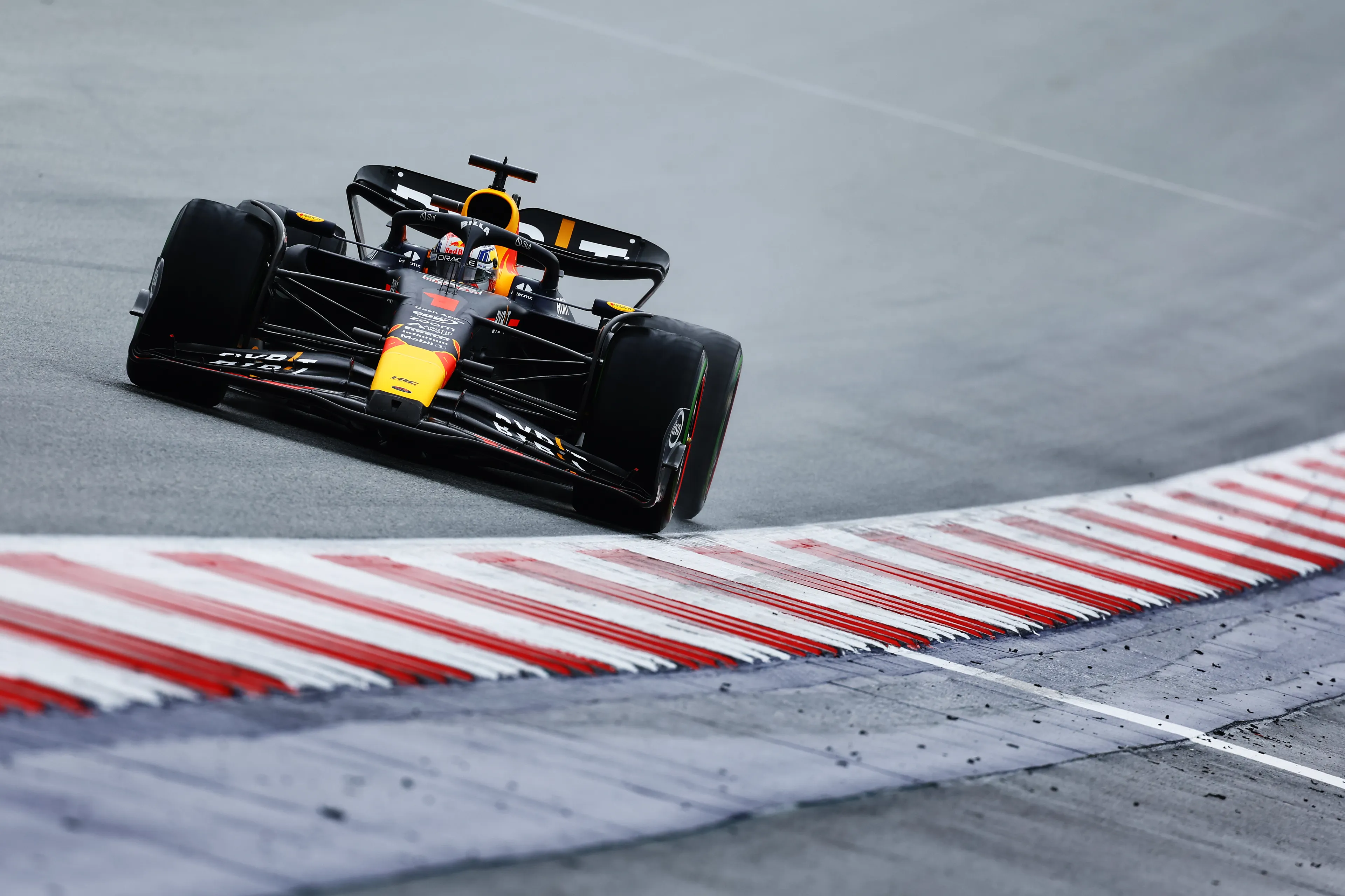 Verstappen bewijst opnieuw Lord of the Rings te zijn en wint de Sprint