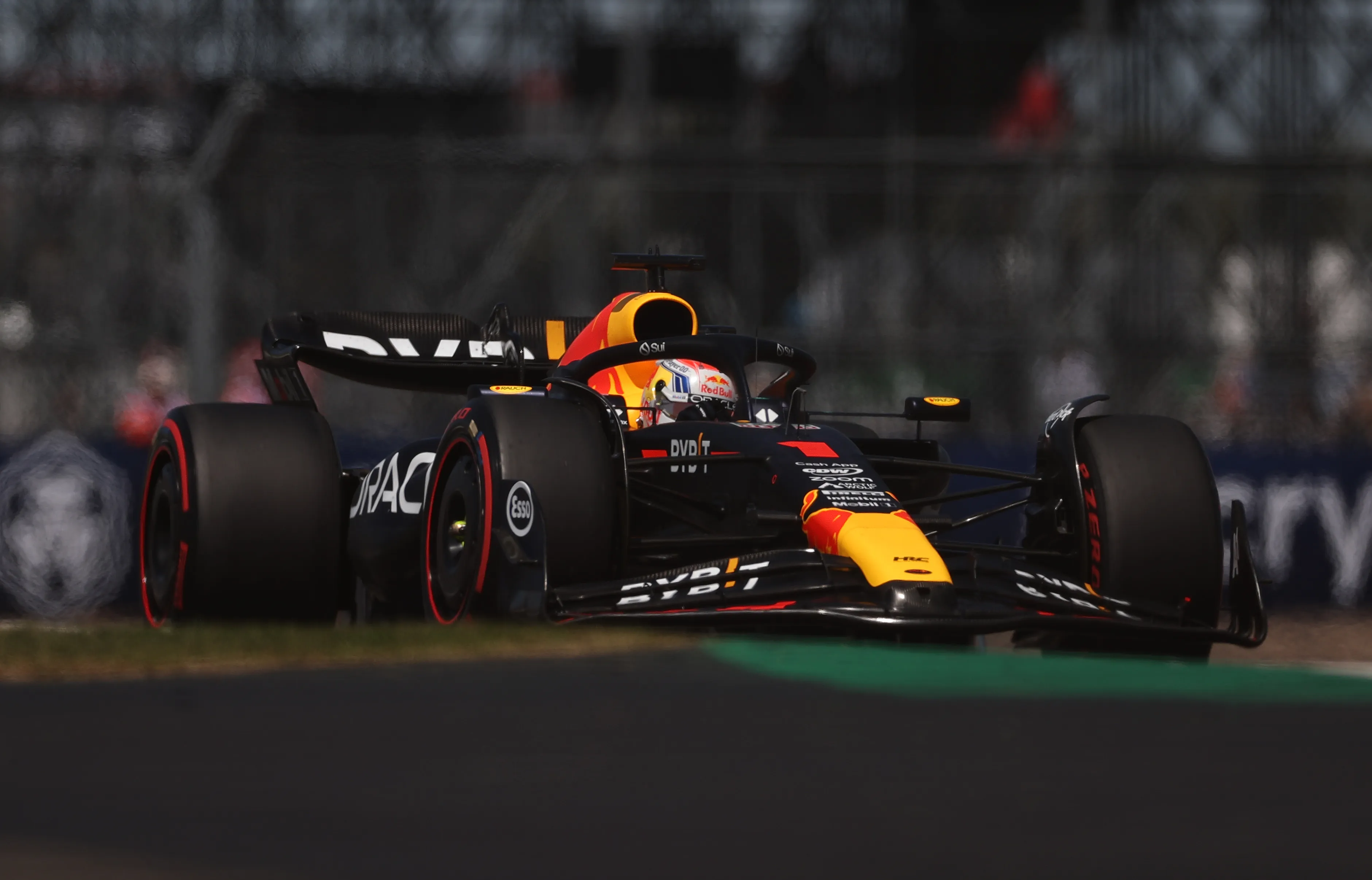 Verslag kwalificatie | Verstappen deelt mokerslag uit op Mercedes-circuit, Piastri en Norris verrichten heldendaad