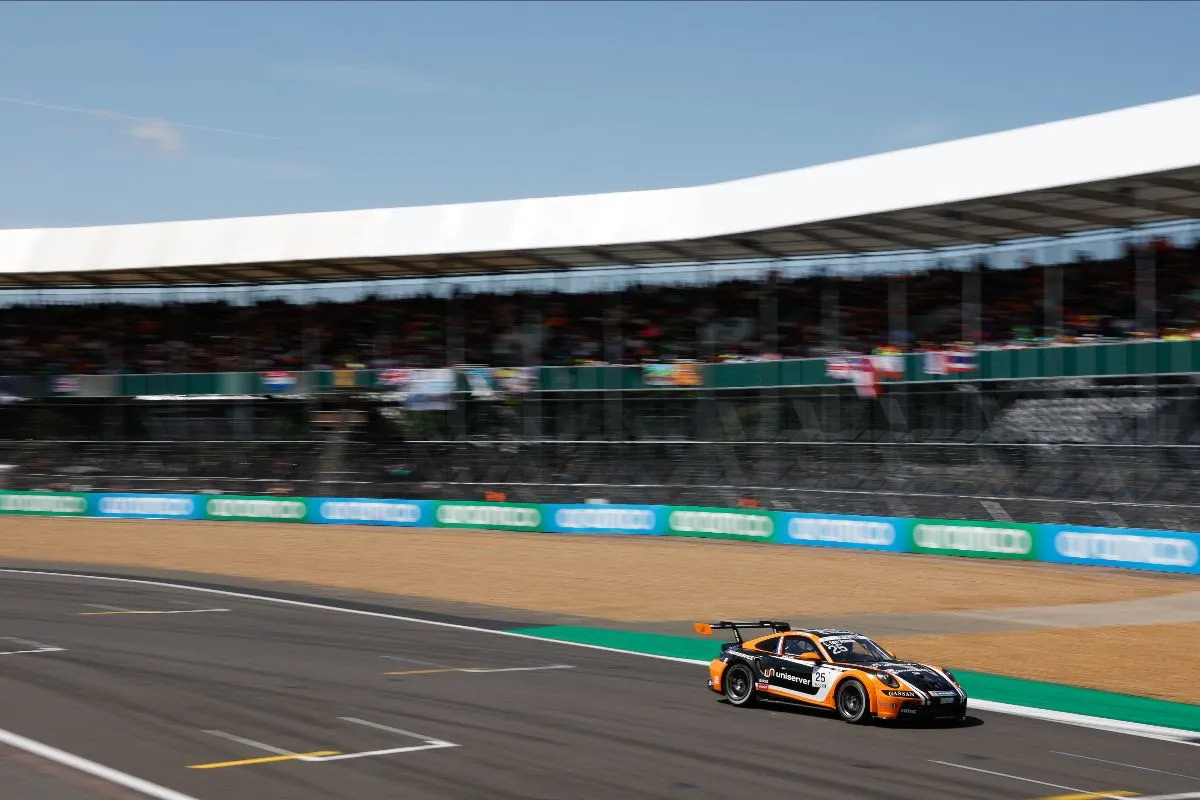 Porsche Supercup GP Groot-Brittannië | De Haan (17) verricht heldendaad bij debuut, Ten Voorde zonder punten naar huis