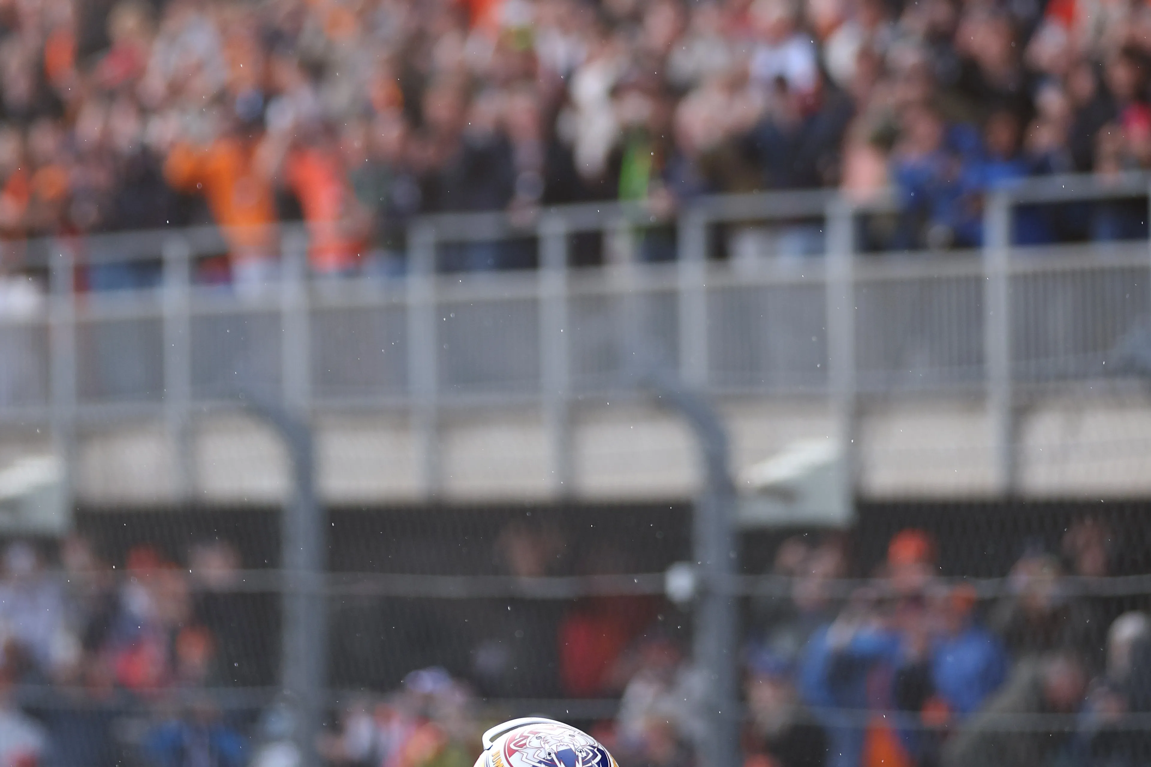 Buitenlandse media opnieuw omvergeblazen door Verstappen: 'Kampioensrobot die geen grenzen lijkt te hebben'