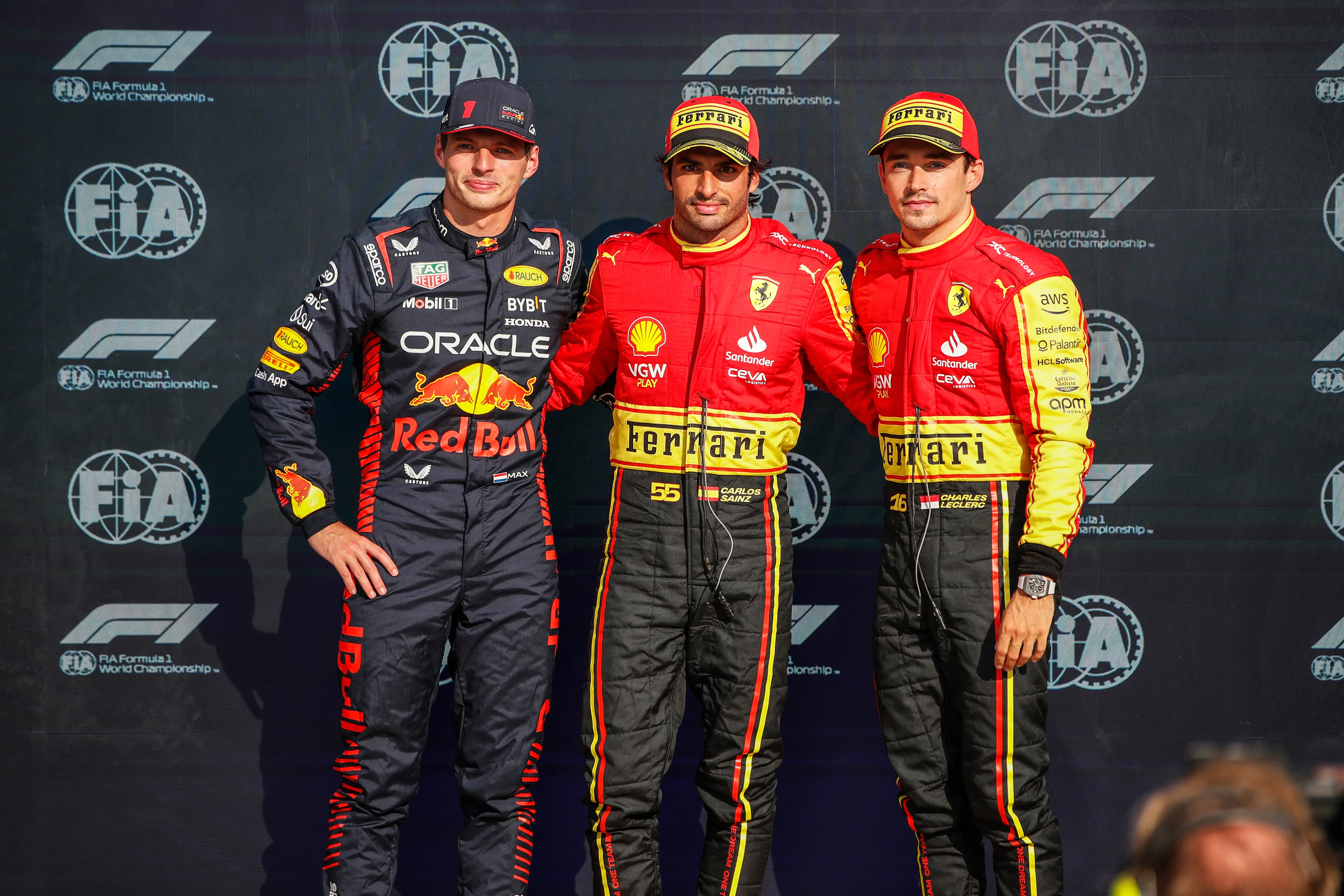 Leclerc jaagt op Mercedes en lacht om Verstappen: 'Hij is veel rustiger geworden'