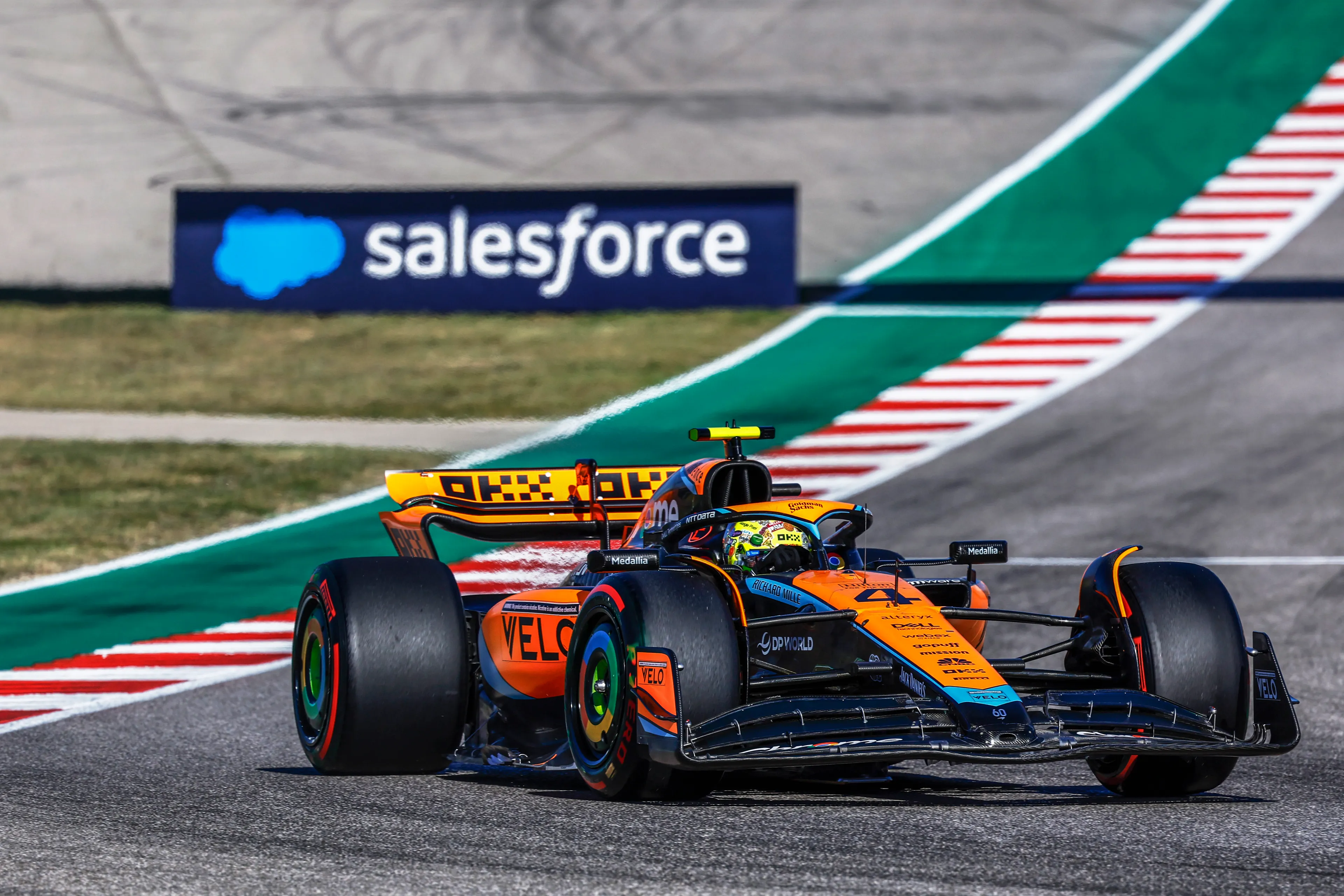 Norris kijkt in glazen bol: 'Red Bull is misschien zelfverzekerd, maar Mercedes is snel in de race'