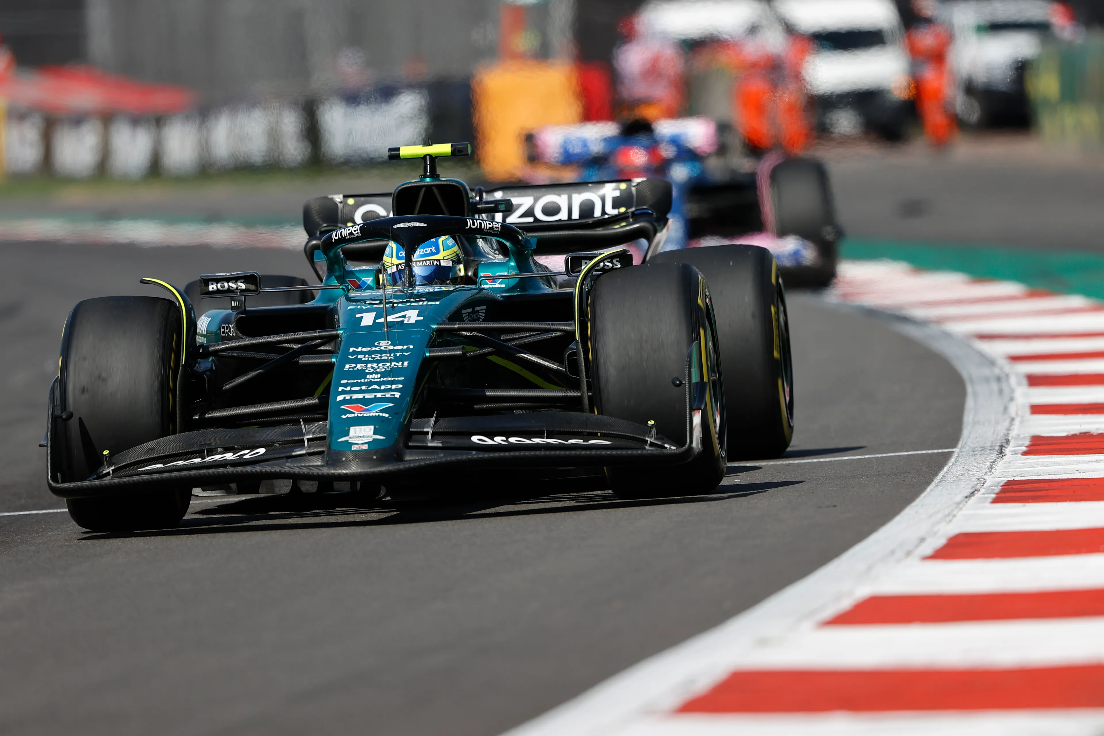 Alonso blijft positief ondanks alarmerende tegenvallers: 'We draaien een geweldig seizoen!'