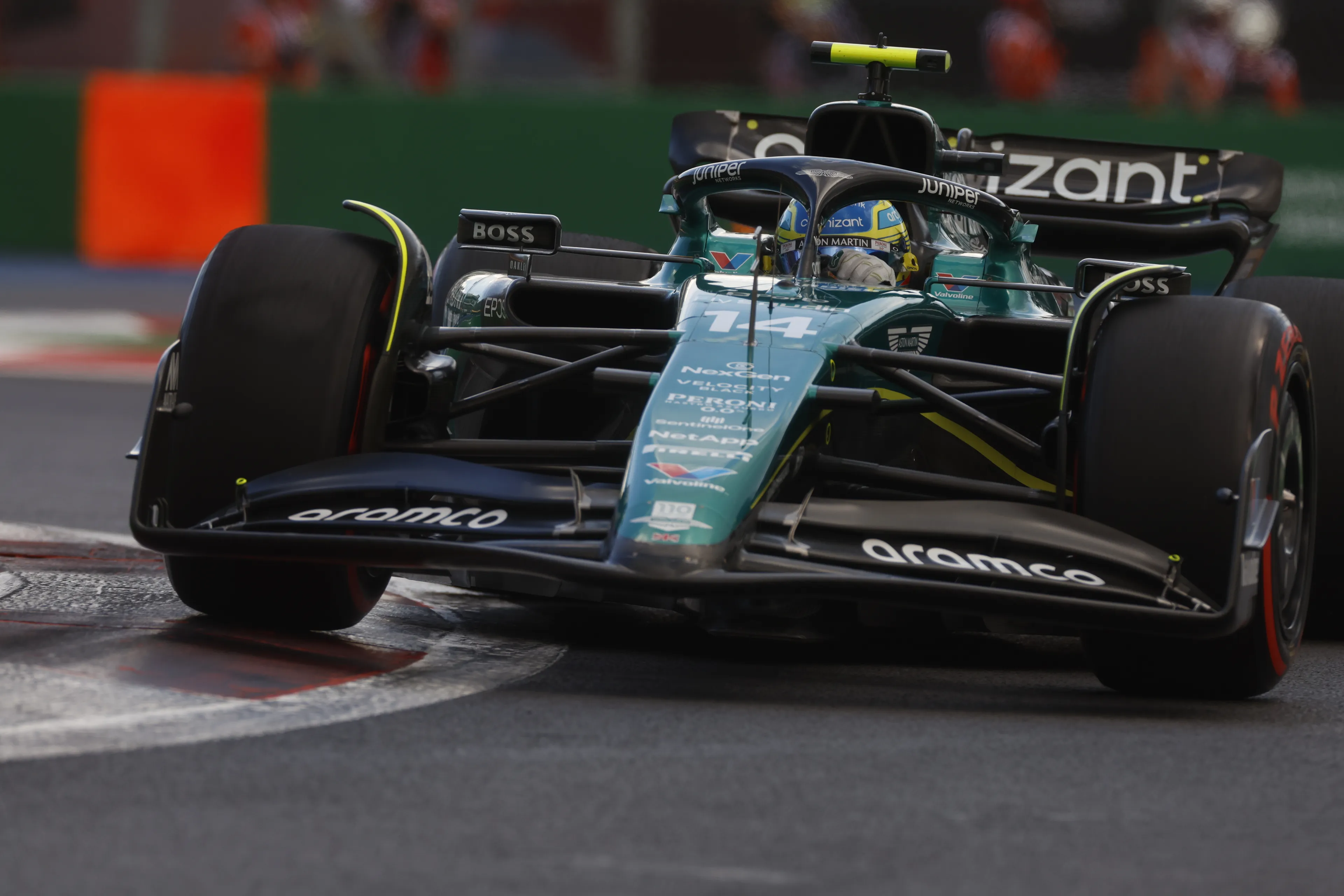 Alonso voelt zich machteloos: 'Geen moment vertrouwen in de auto gehad, ik lever geen goed werk'