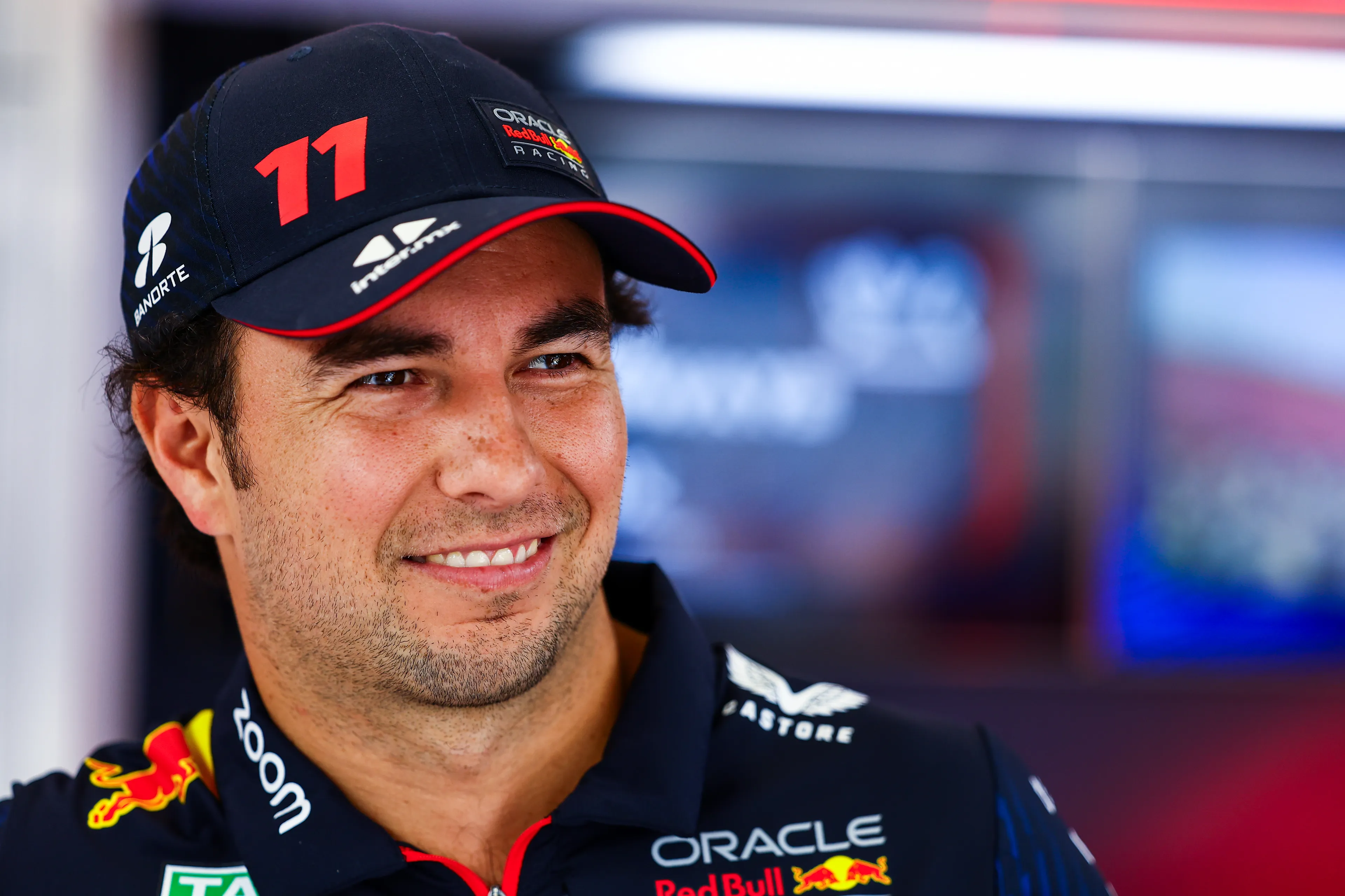 Pérez zet teleurstelling van zich af en feliciteert Verstappen: 'Hij verdient het helemaal'
