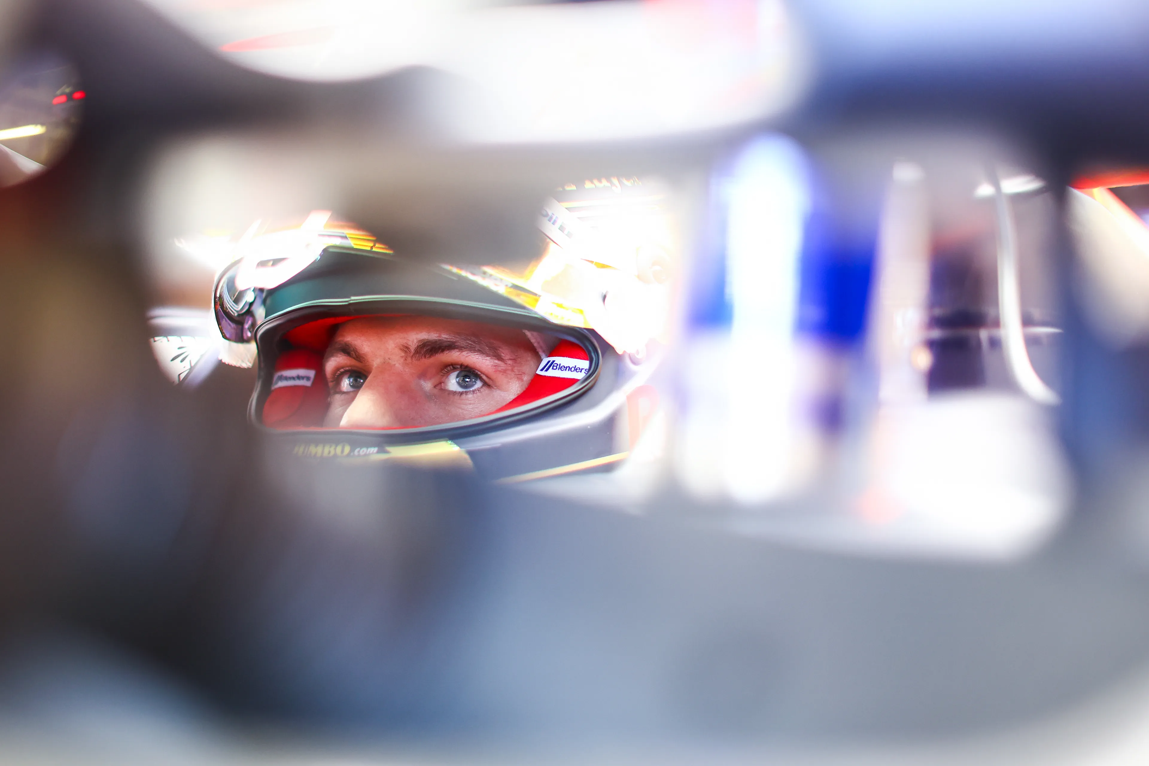 NB | 'Pérez is hierdoor een blok aan het been van Verstappen, die door zijn teamgenoot benadeeld wordt'