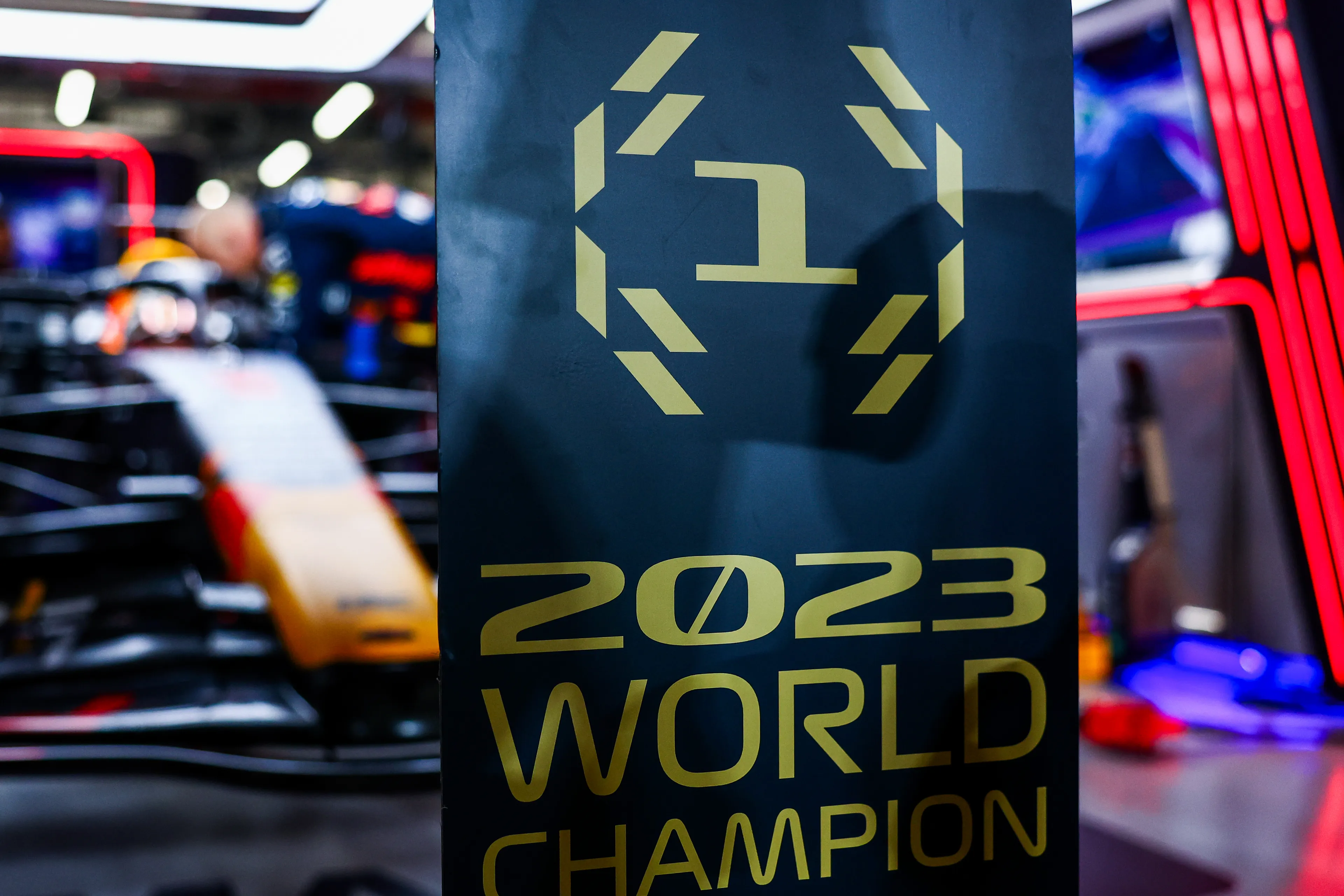 Verstappen past zijn mentaliteit voor niemand aan: 'Laatste wedstrijden wil ik winnen'