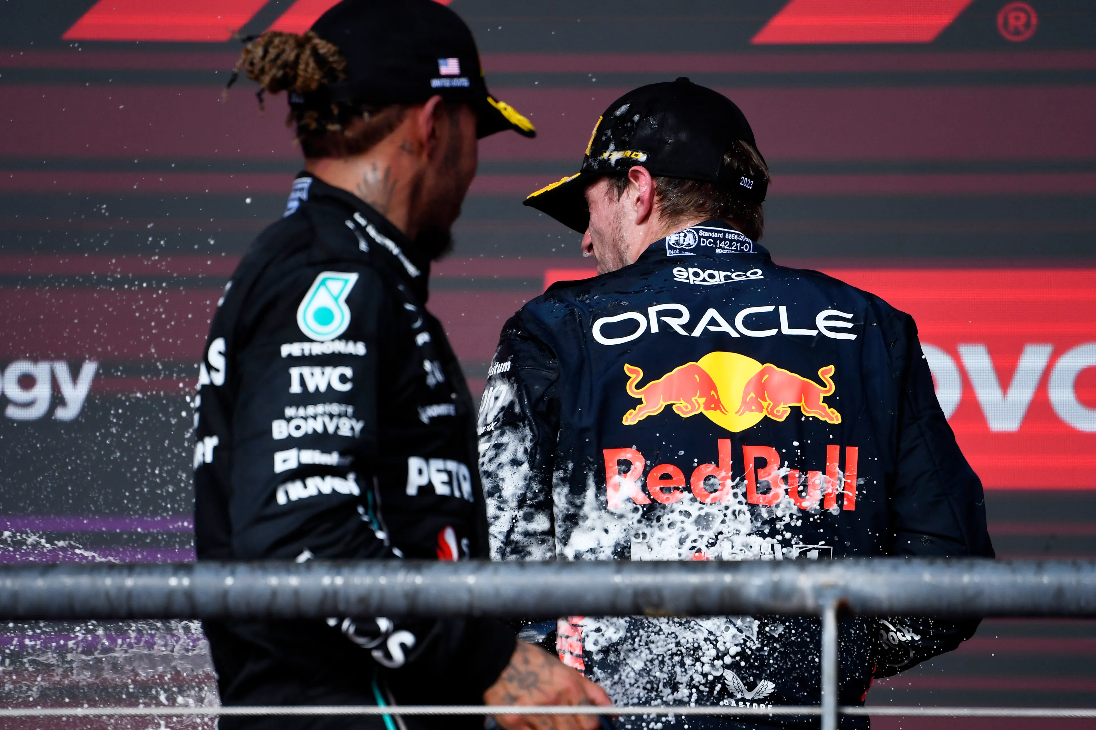 Hamilton: 'Ik ben een van de weinige coureurs die tegen Verstappen kan vechten'